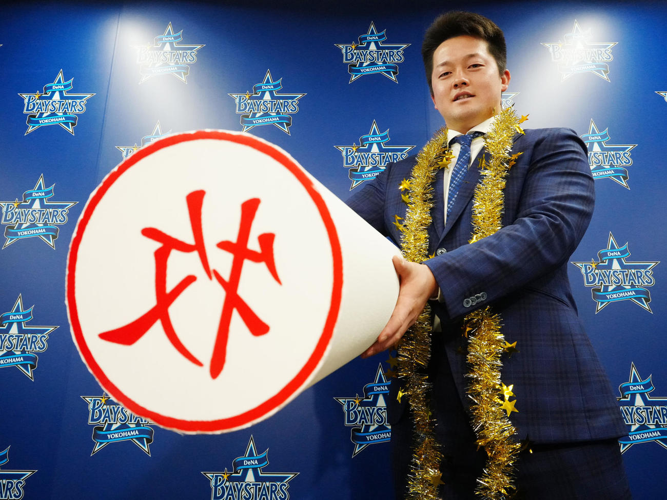 契約更改を終えたDeNA牧は巨大はんこを手にする（撮影・江口和貴）