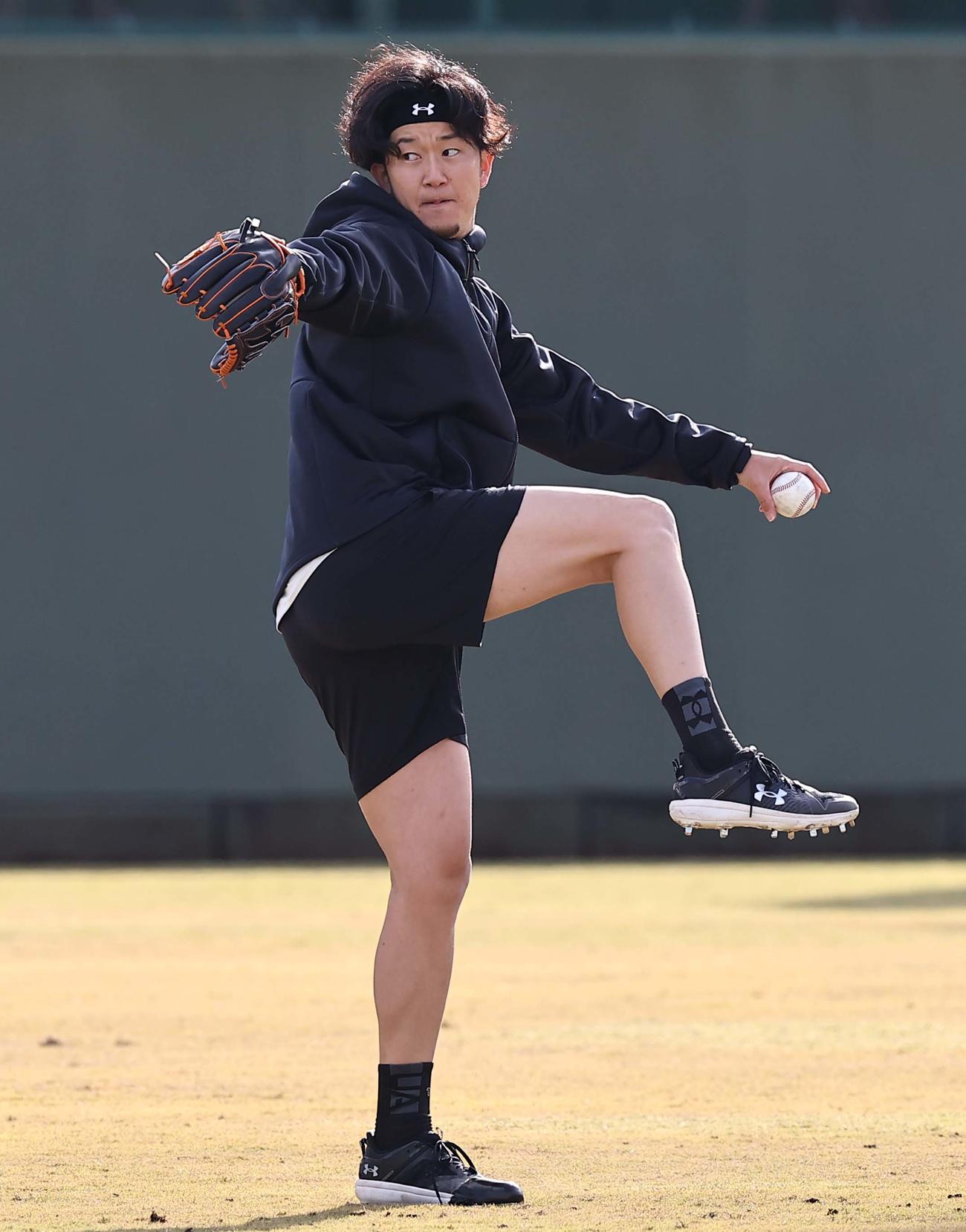 寒風の中、短パン姿でキャッチボールをする岩貞（撮影・上田博志）