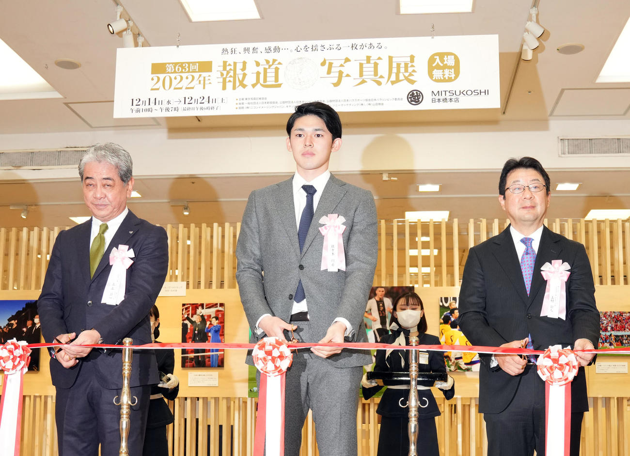 日本橋三越で行われる第63回2022年報道写真展のオープニングでテープカットをするロッテ佐々木朗（中央）（撮影・狩俣裕三）