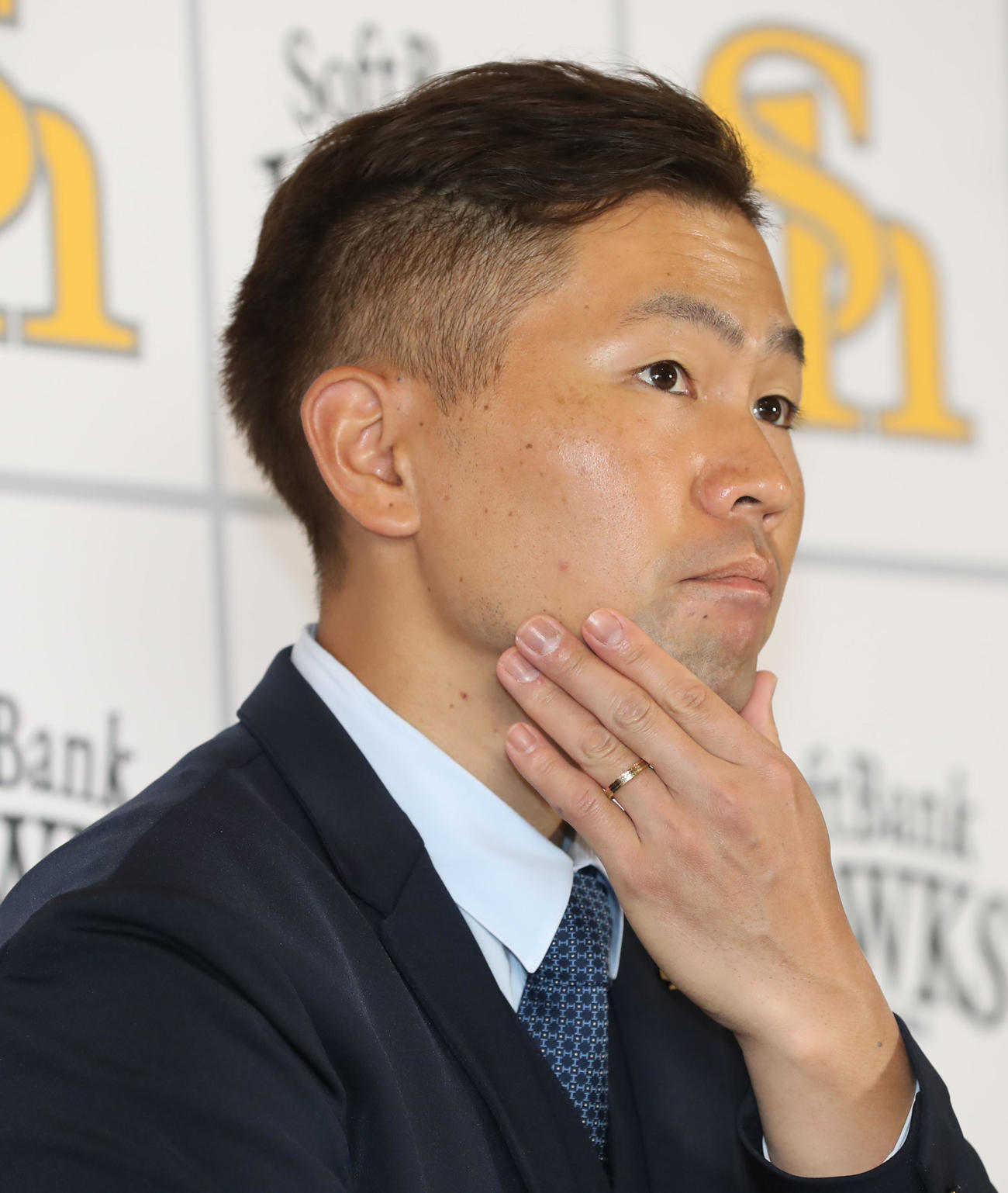 契約更改を終えて会見を行う中村晃（撮影・屋方直哉）