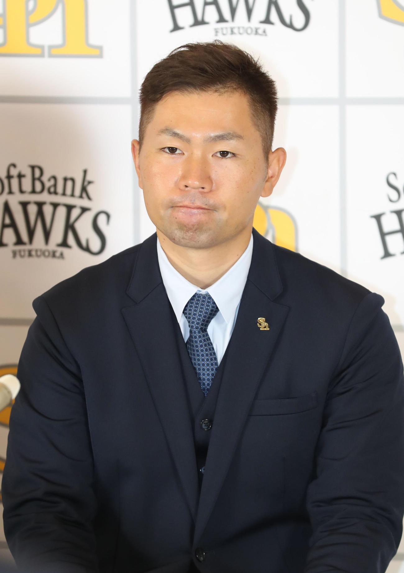 契約更改を終えて会見を行う中村晃（撮影・屋方直哉）