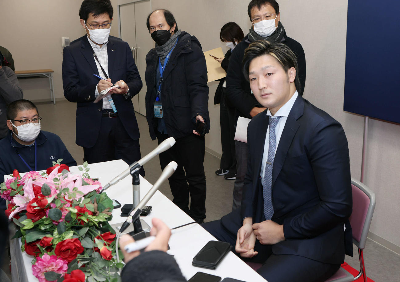 契約更改した広島床田（撮影・加藤孝規）