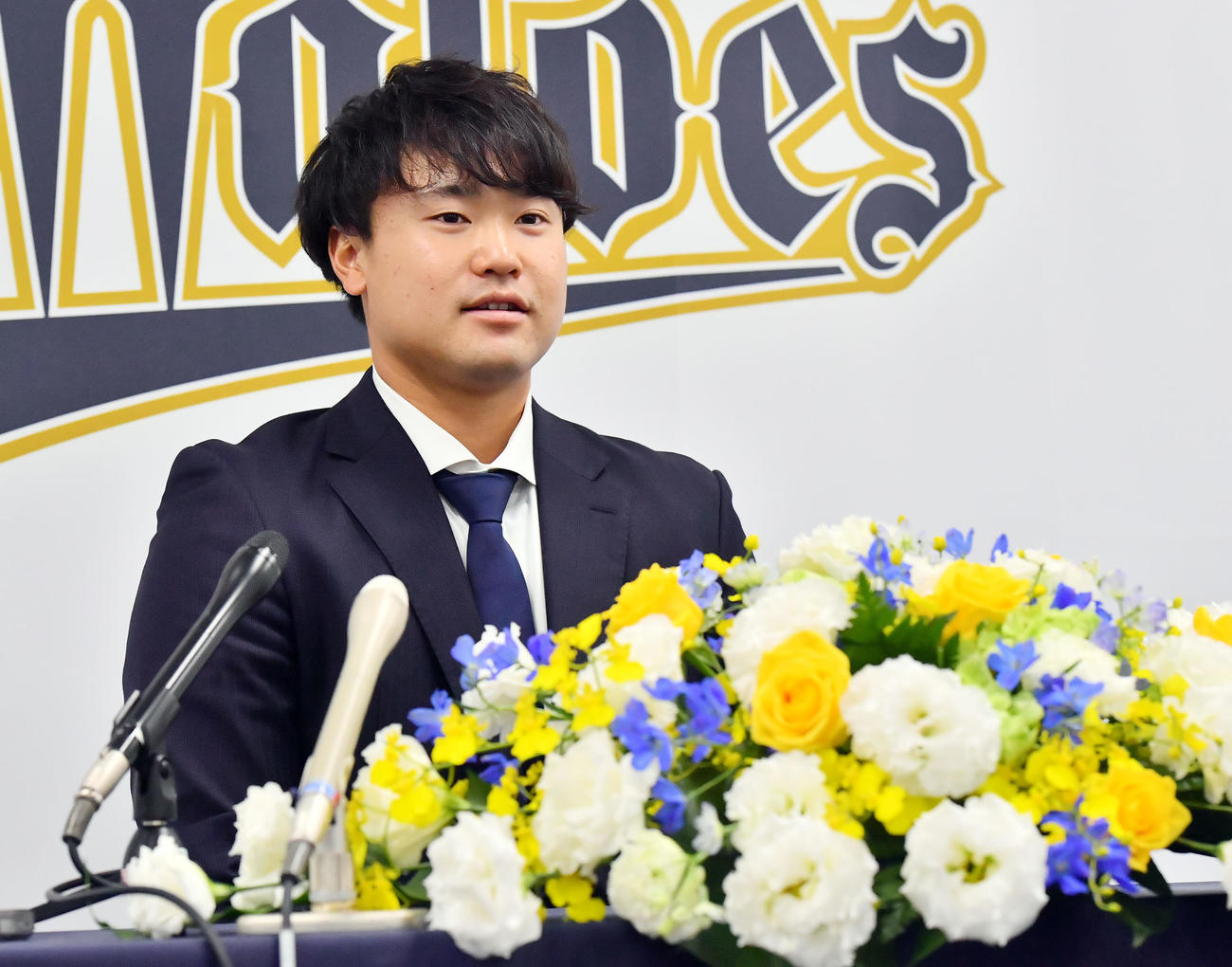 現役ドラフトでオリックスに入団し会見する渡辺（撮影・和賀正仁）
