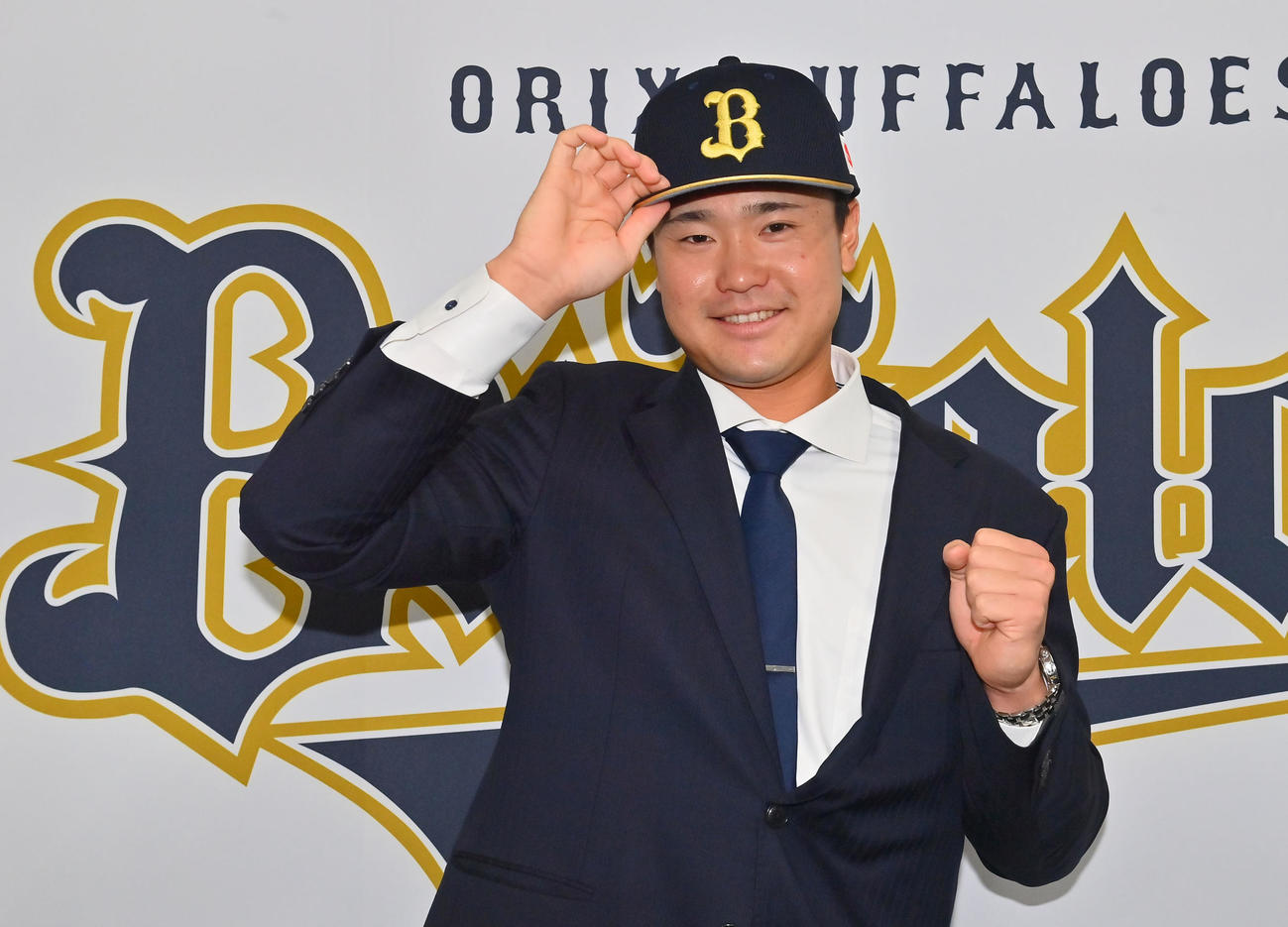 現役ドラフトでオリックスに入団し、会見後にポーズをとる渡辺（撮影・和賀正仁）