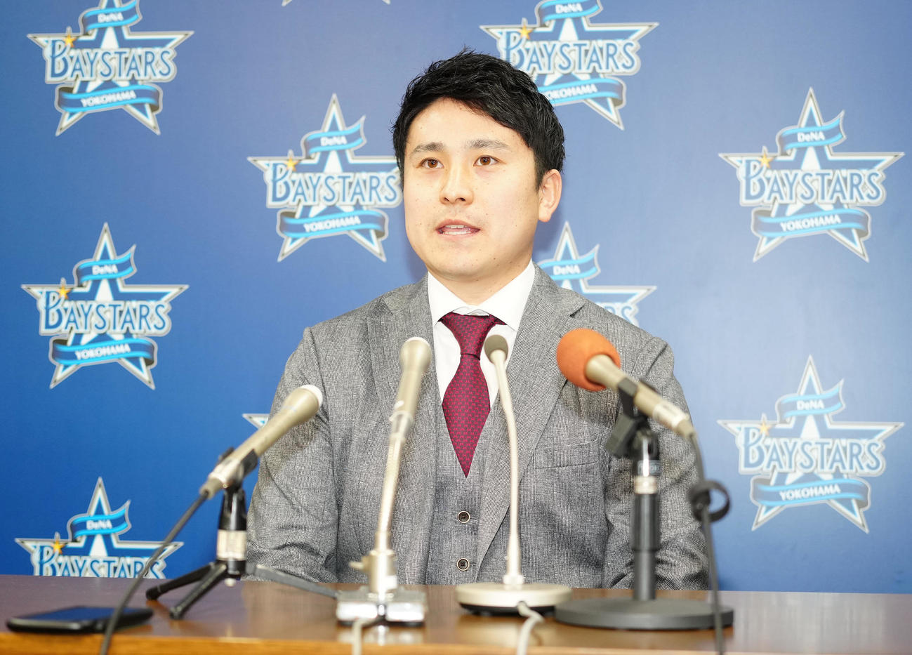 契約更改後、会見に臨むDeNA佐野（撮影・江口和貴）