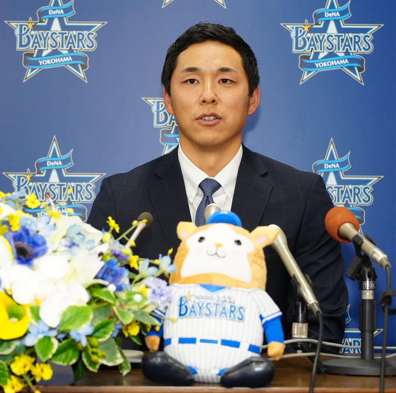 現役ドラフトで中日からDeNAに移籍となり、入団会見に臨む笠原（撮影・江口和貴）