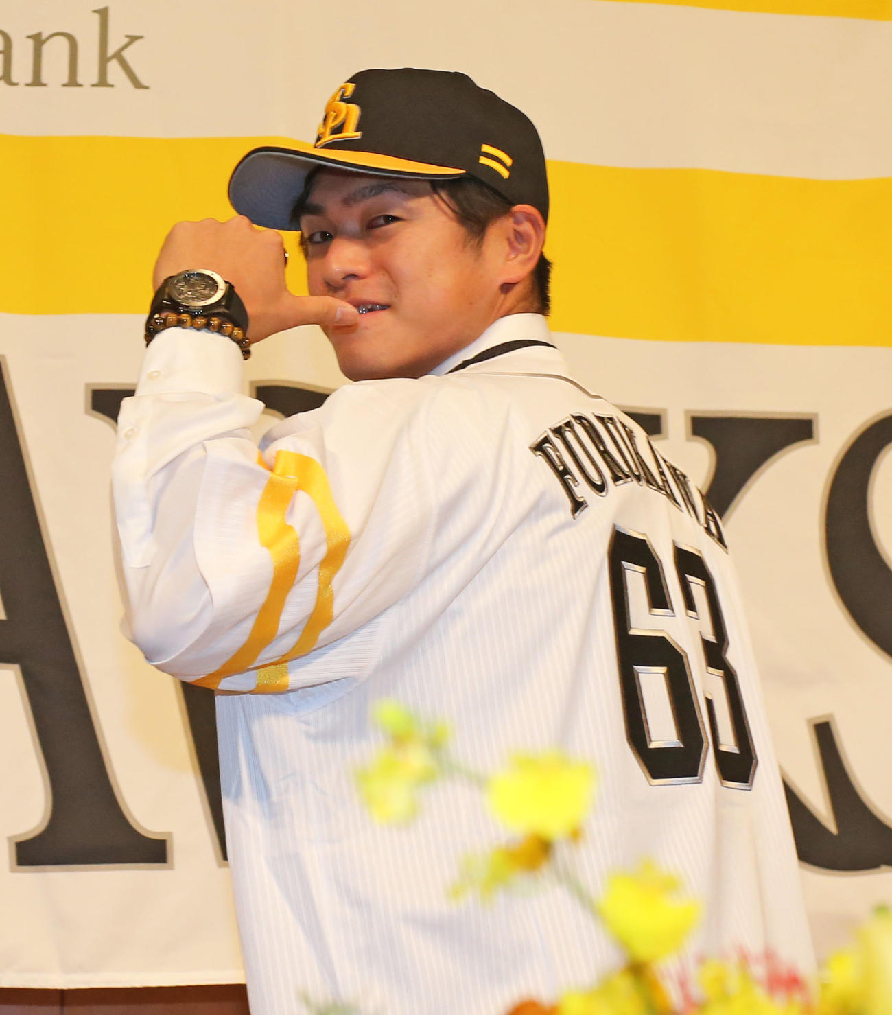入団会見で背番号63番のユニホームを披露する古川（撮影・屋方直哉）