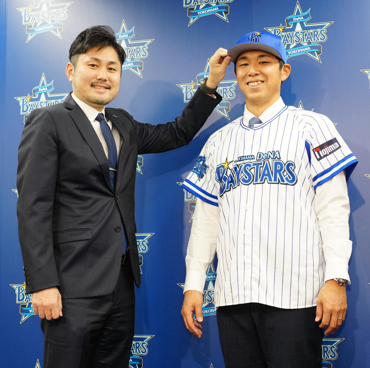 DeNA入団会見で萩原チーム統括本部部長（左）と写真に納まる笠原（撮影・江口和貴）