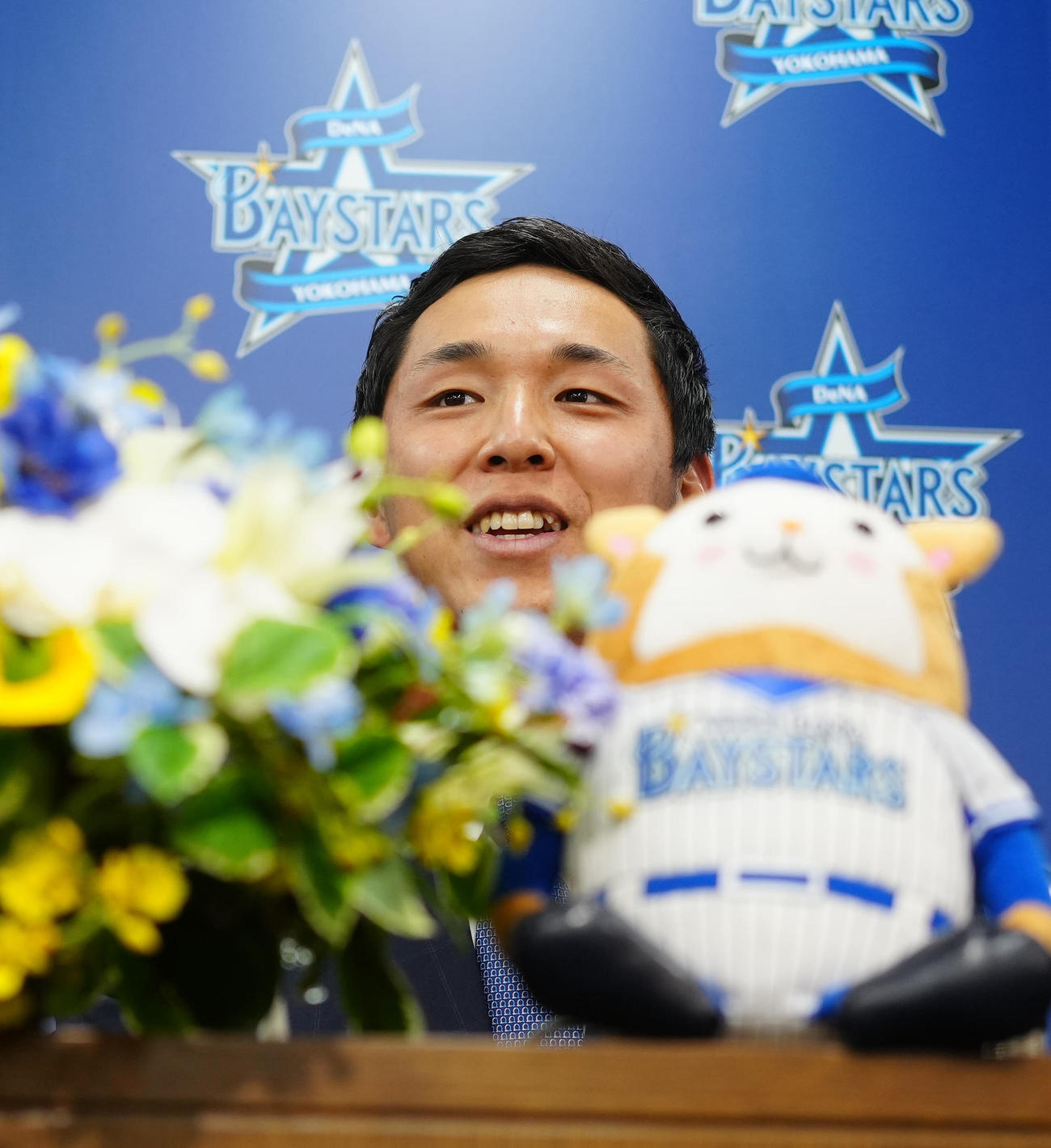 現役ドラフトで中日からDeNAに移籍となり、入団会見に臨む笠原（撮影・江口和貴）