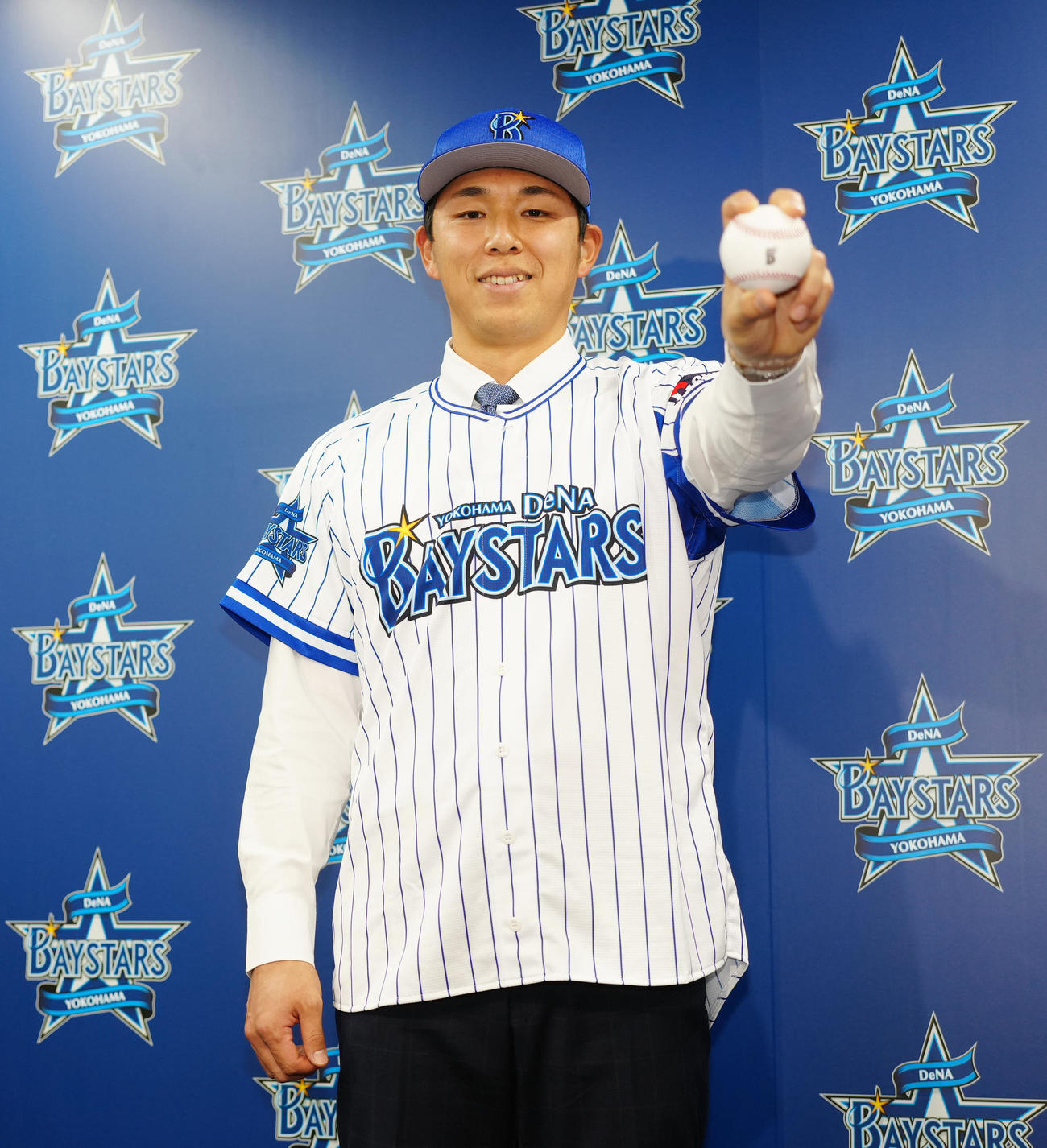 DeNA入団会見に臨み、写真に納まる笠原（撮影・江口和貴）