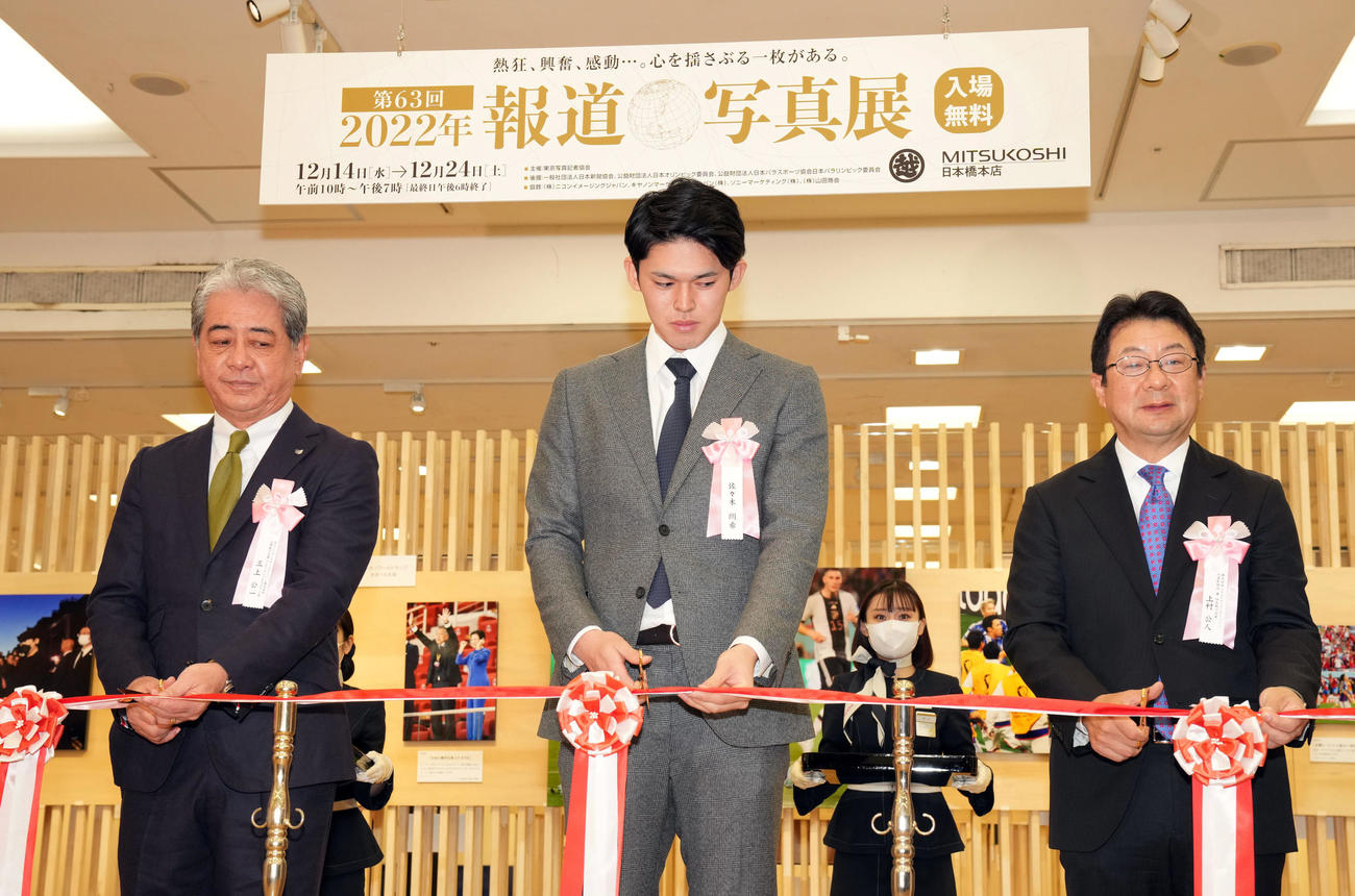 日本橋三越で行われる第63回2022年報道写真展のオープニングでテープカットをするロッテ佐々木朗（中央）（撮影・狩俣裕三）