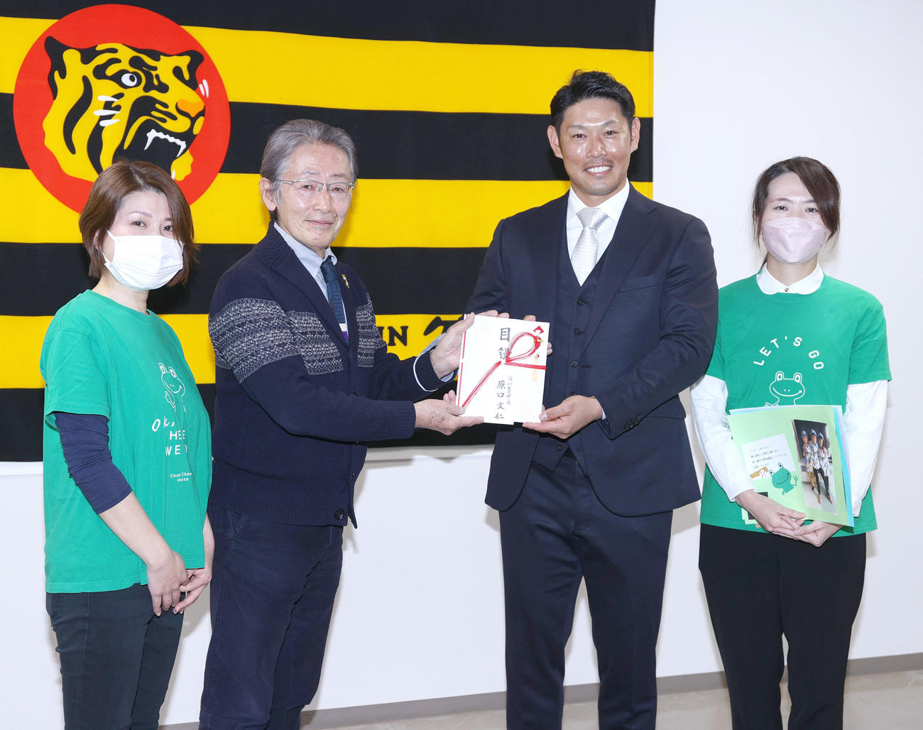 「チャイルド・ケモ・ハウス」へ寄付する原口（左から3人目）。左から2人目は堀内理事長（撮影・上山淳一）