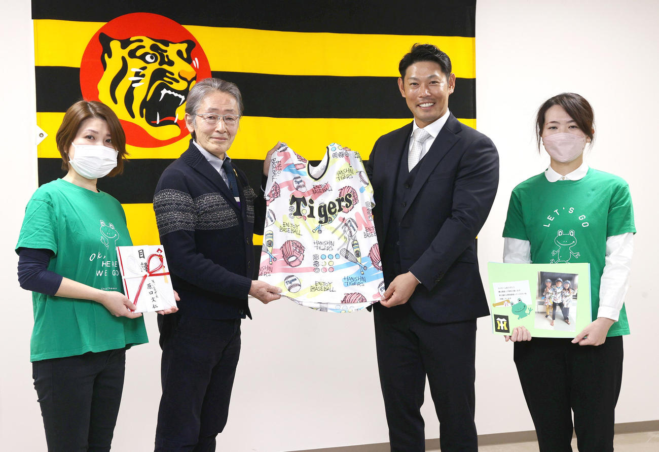 「チャイルド・ケモ・ハウス」へ寄付とユニホームをプレゼントする原口（左から3人目）。左から2人目は堀内理事長（撮影・上山淳一）