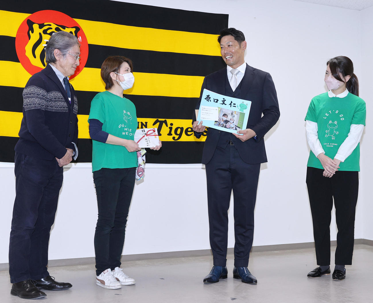 「チャイルド・ケモ・ハウス」に寄付をした原口（左から3人目）は子供たちからのメッセージを受け取り笑顔を見せる（撮影・上山淳一）