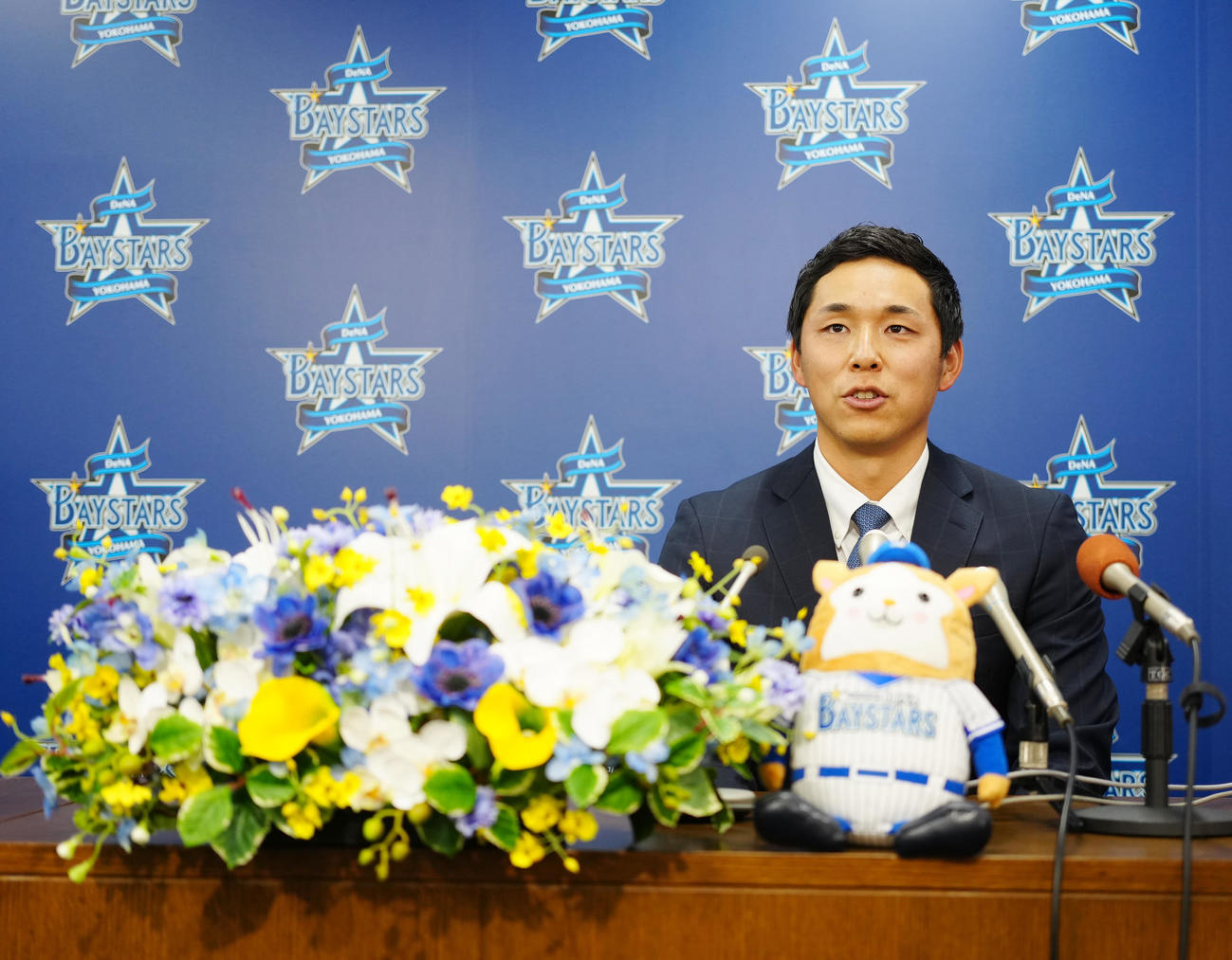 現役ドラフトで中日からDeNAに移籍となり、入団会見に臨む笠原（撮影・江口和貴）