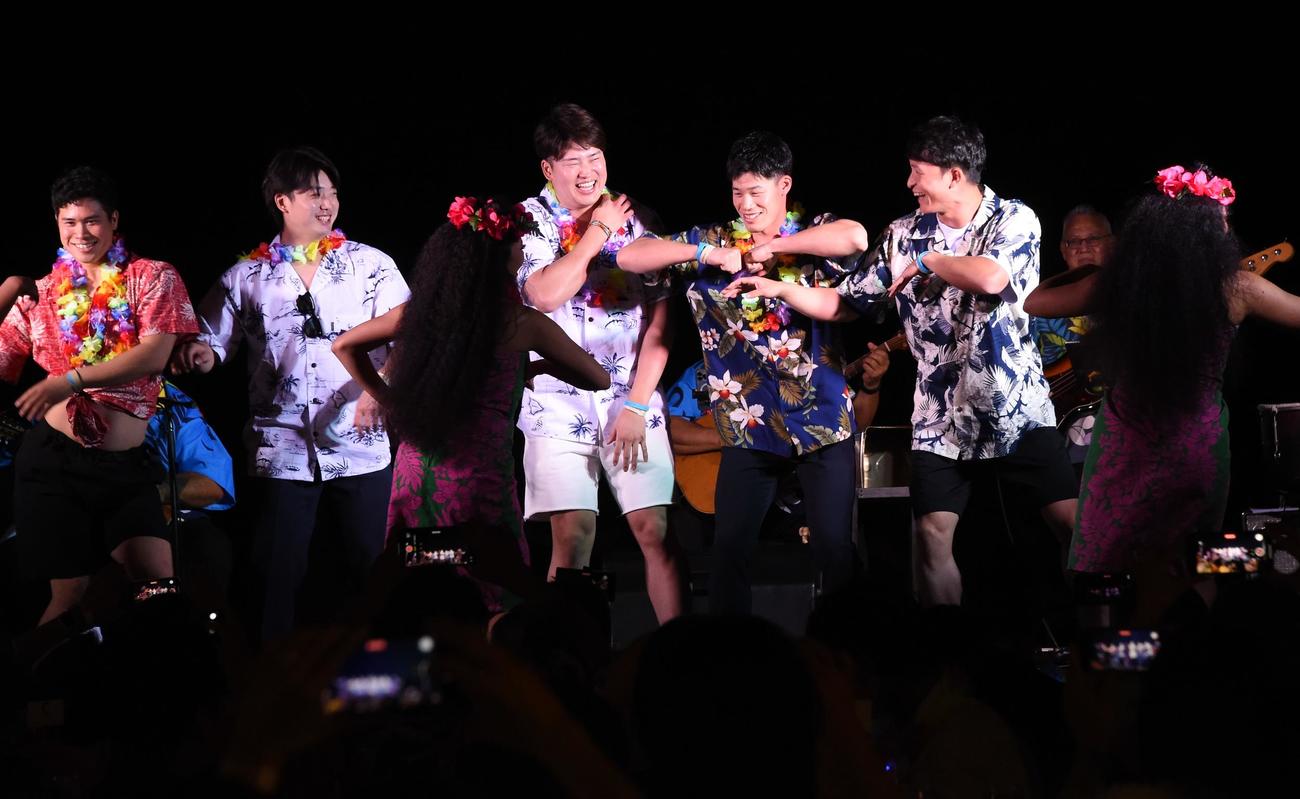 優勝祝賀パーティーでフラダンスを踊るヤクルトの選手たち。左から奥村、長岡、村上、塩見、宮本（撮影・鈴木正章）