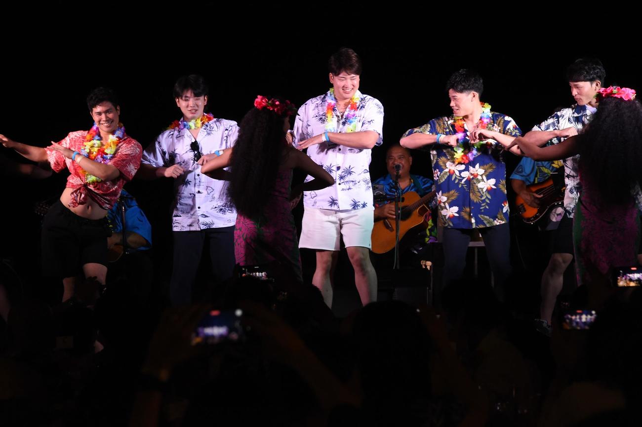 優勝祝賀パーティーでフラダンスを踊る村上（中央）らヤクルトの選手たち。左から奥村、長岡、1人おいて塩見、宮本（撮影・鈴木正章）
