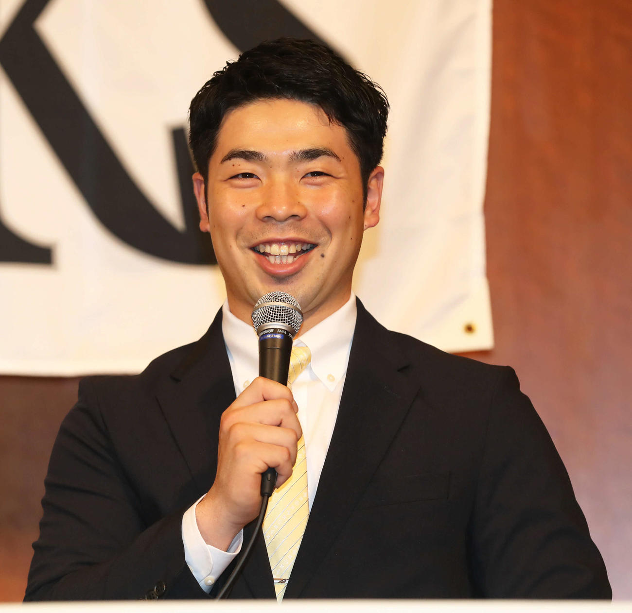 入団会見で笑顔を見せる近藤（撮影・屋方直哉）