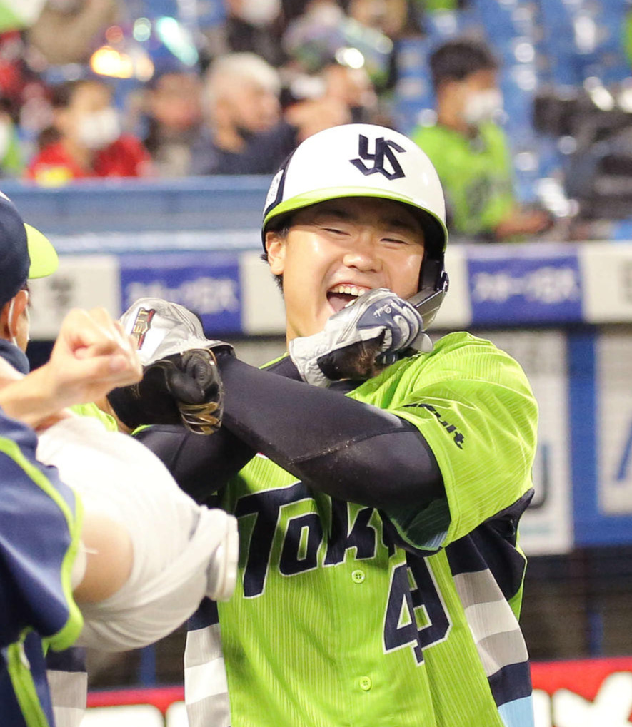 ヤクルト時代の渡辺大樹の「Ｘ」ポーズ。オリックスでも見られるか（2021年4月7日撮影）