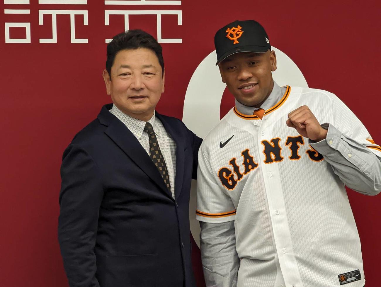 巨人入団会見でユニホーム姿を披露したオコエ（右）と吉村編成副本部長兼国際部長（撮影・三須一紀）