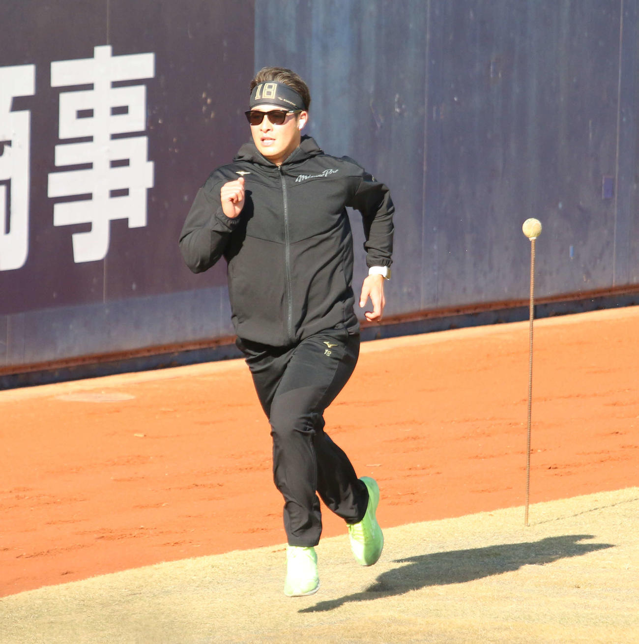 千葉・鎌ケ谷の球団施設で自主トレを行った日本ハム吉田（撮影・木下大輔）