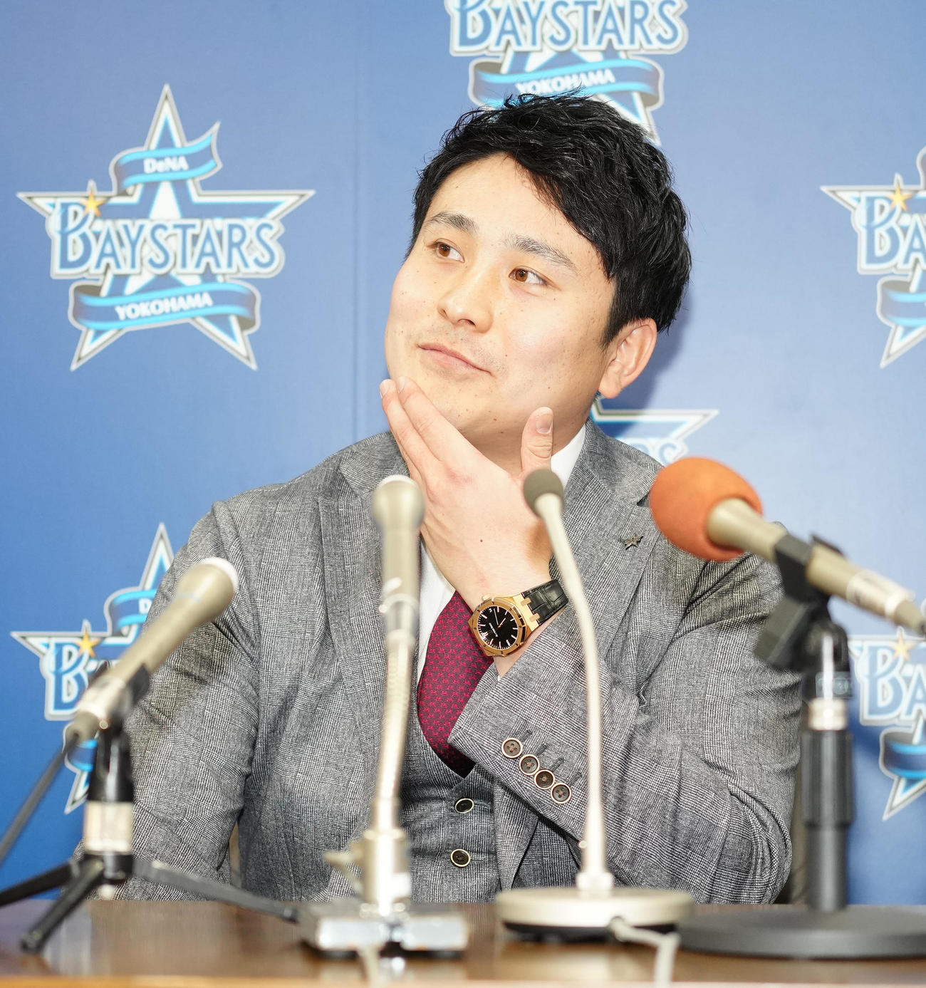 契約更改後、会見に臨むDeNA佐野（撮影・江口和貴）