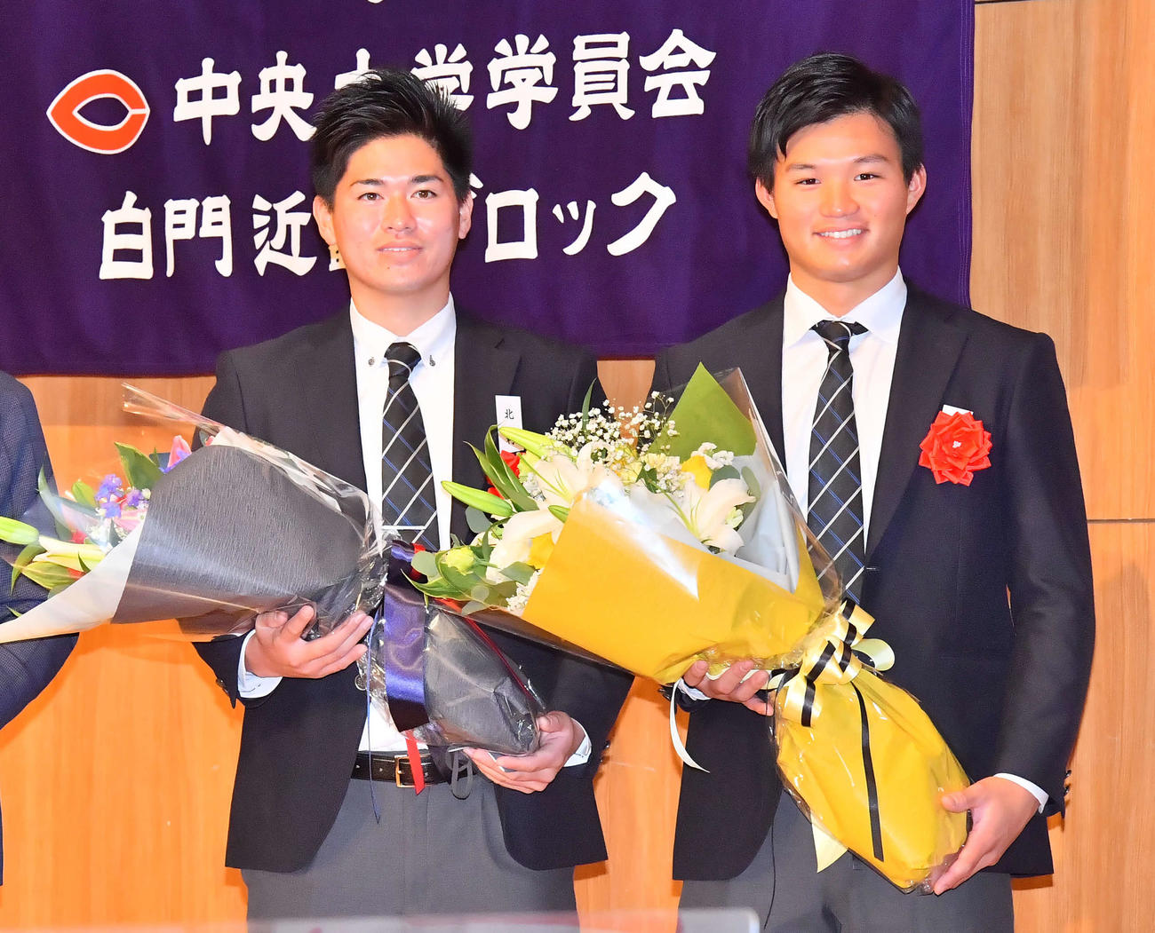 中大OBによる激励会が行われ、花束を贈呈をされた阪神1位の森下（右）とヤクルト5位の北村（撮影・和賀正仁）