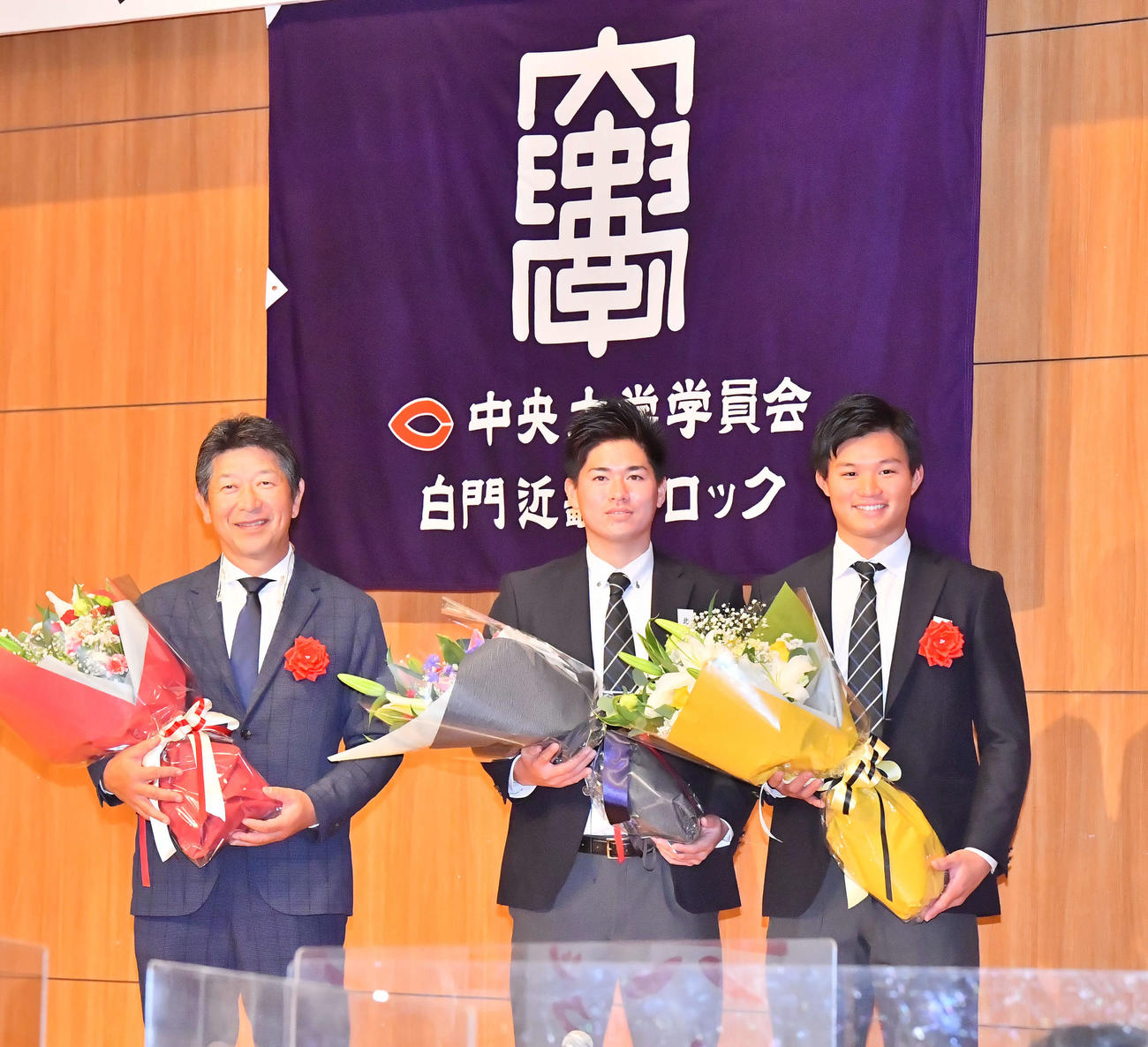 中大OBによる激励会が行われ、花束を贈呈をされた右から阪神1位の森下、ヤクルト5位の北村、清水監督（撮影・和賀正仁）