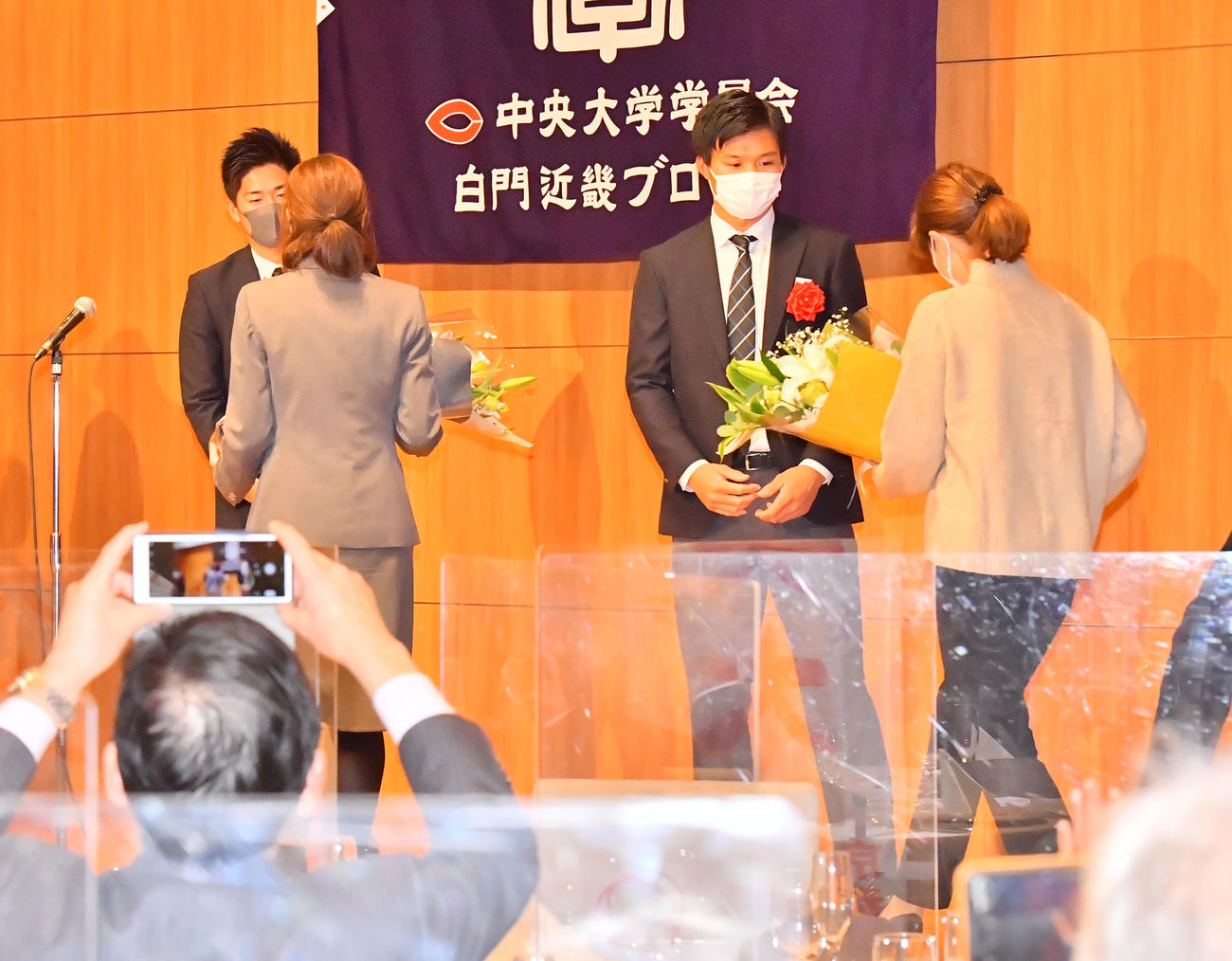 中大OBによる激励会が行われ、花束を贈呈をされた阪神1位の森下（右）とヤクルト5位の北村（撮影・和賀正仁）