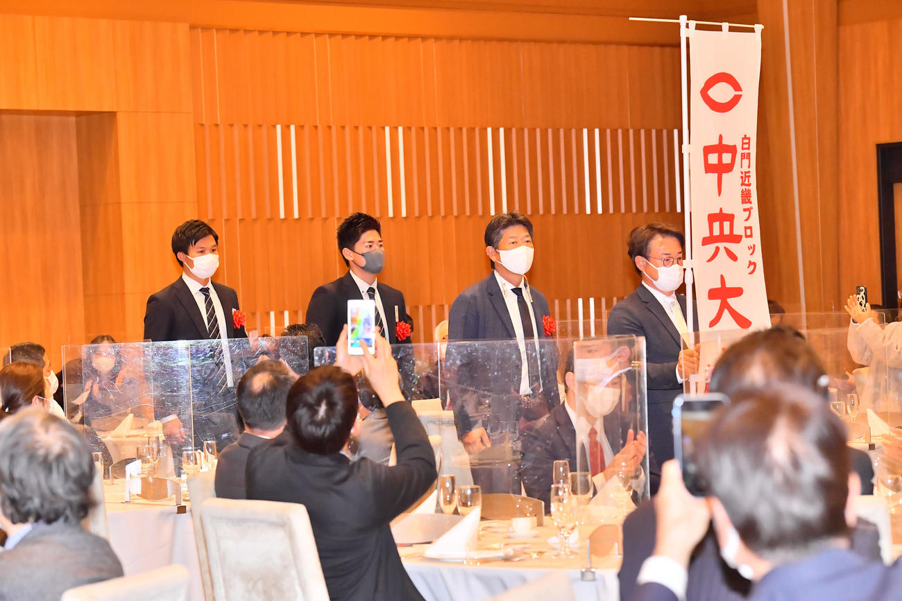 中大OBによる激励会が行われ、入場する左から阪神1位の森下（左）とヤクルト5位の北村、清水監督（撮影・和賀正仁）