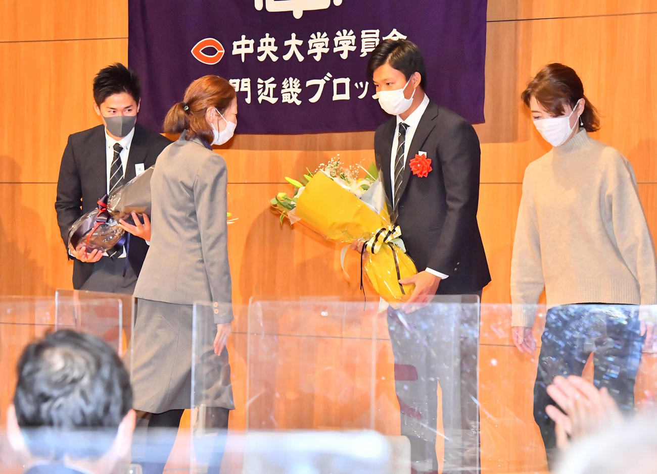 中大OBによる激励会が行われ、花束を贈呈をされた阪神1位の森下（右）とヤクルト5位の北村（撮影・和賀正仁）