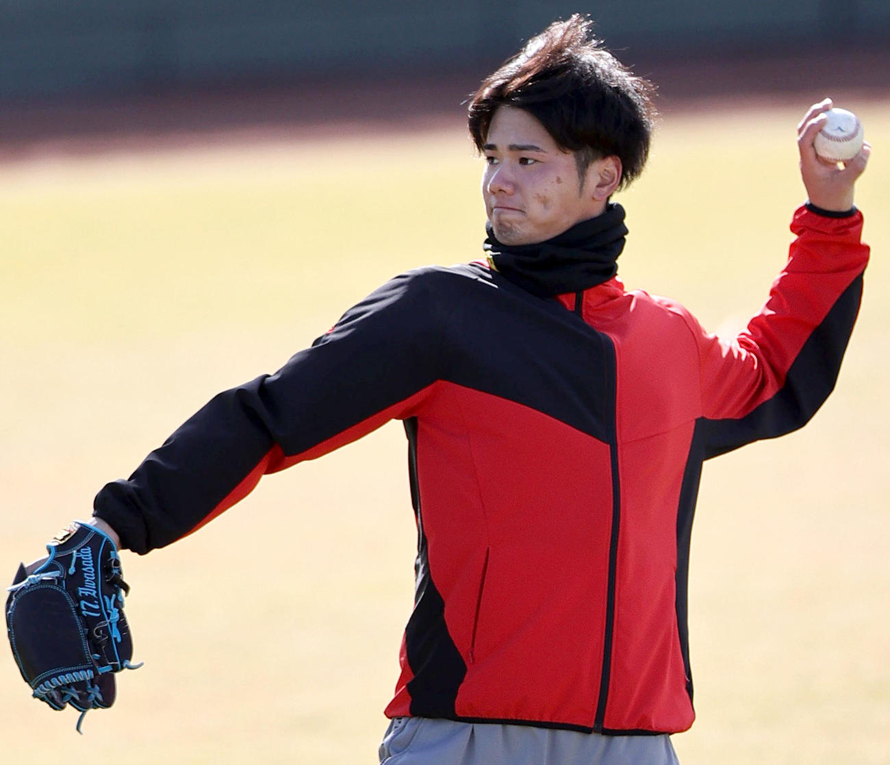 鳴尾浜球場でキャッチボールする川原（撮影・上山淳一）