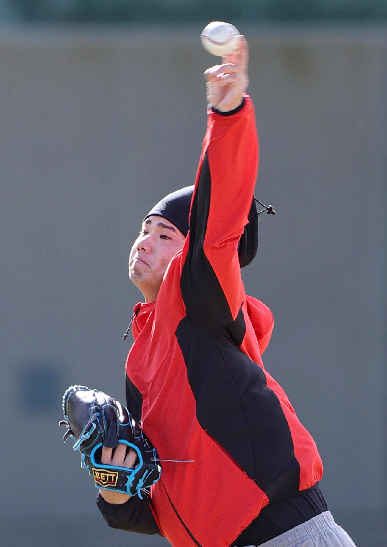 鳴尾浜球場でキャッチボールする川原（撮影・上山淳一）