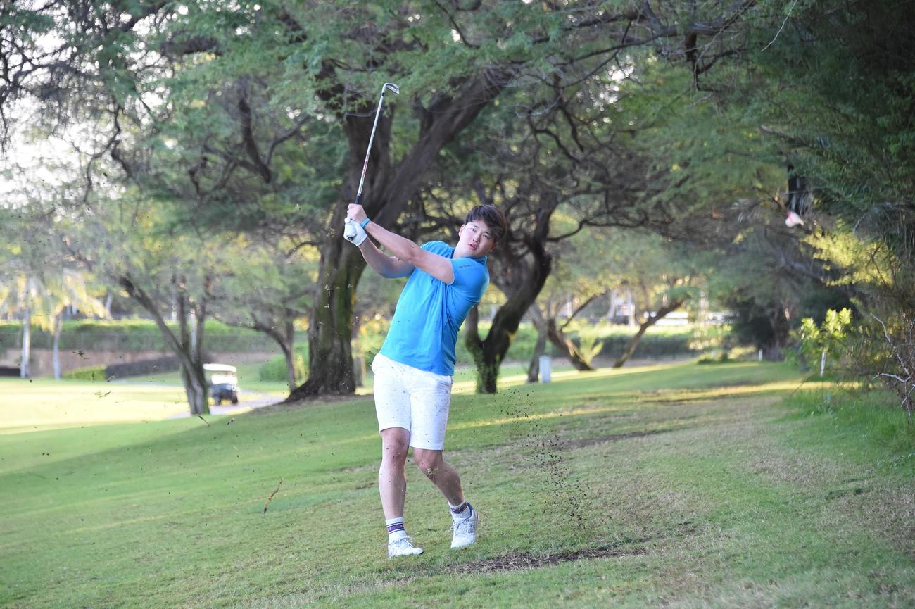 18番、ラフから2打目を放つヤクルト村上（撮影・鈴木正章）