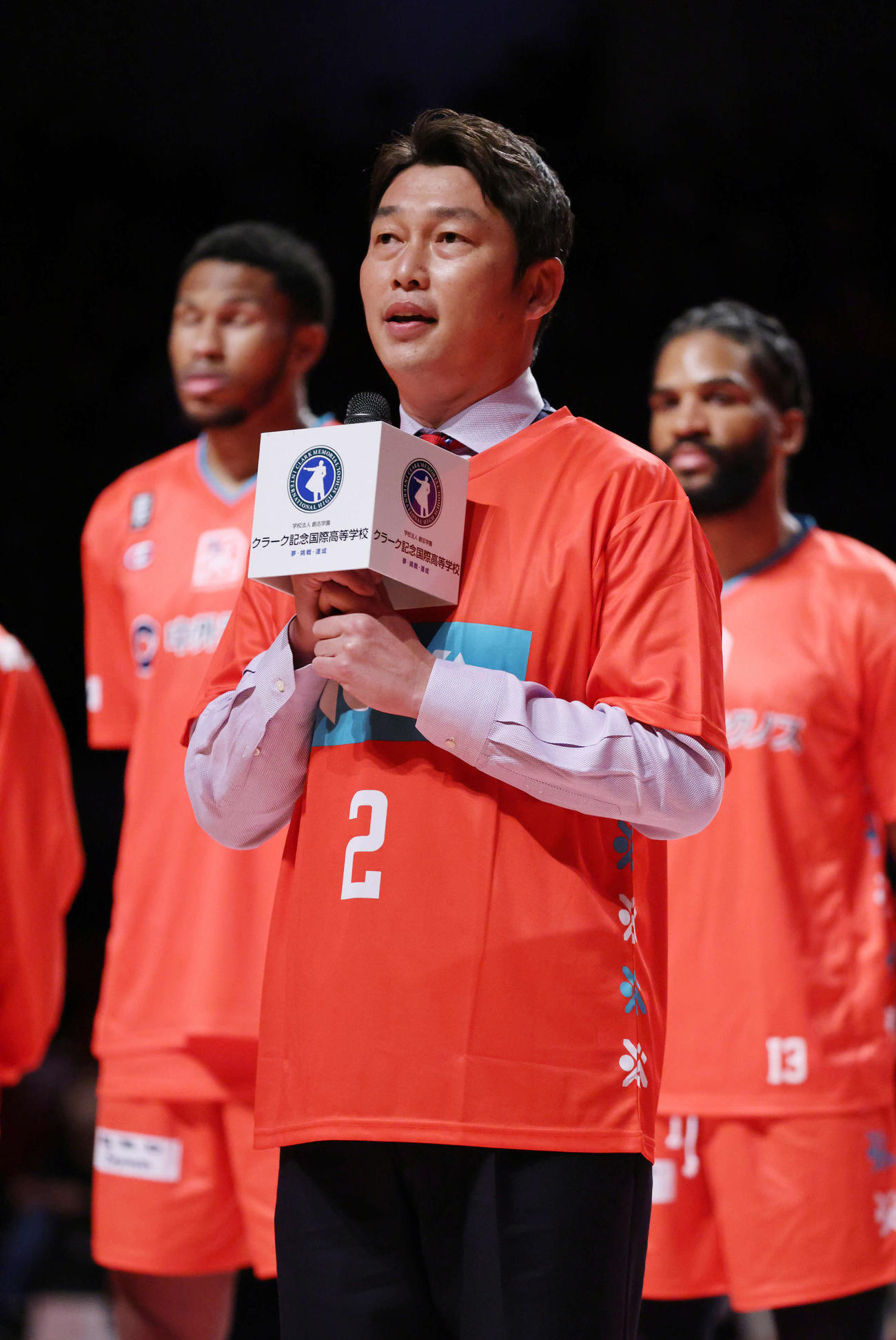 始球式の前にあいさつする新井監督（中央）（撮影・加藤孝規）