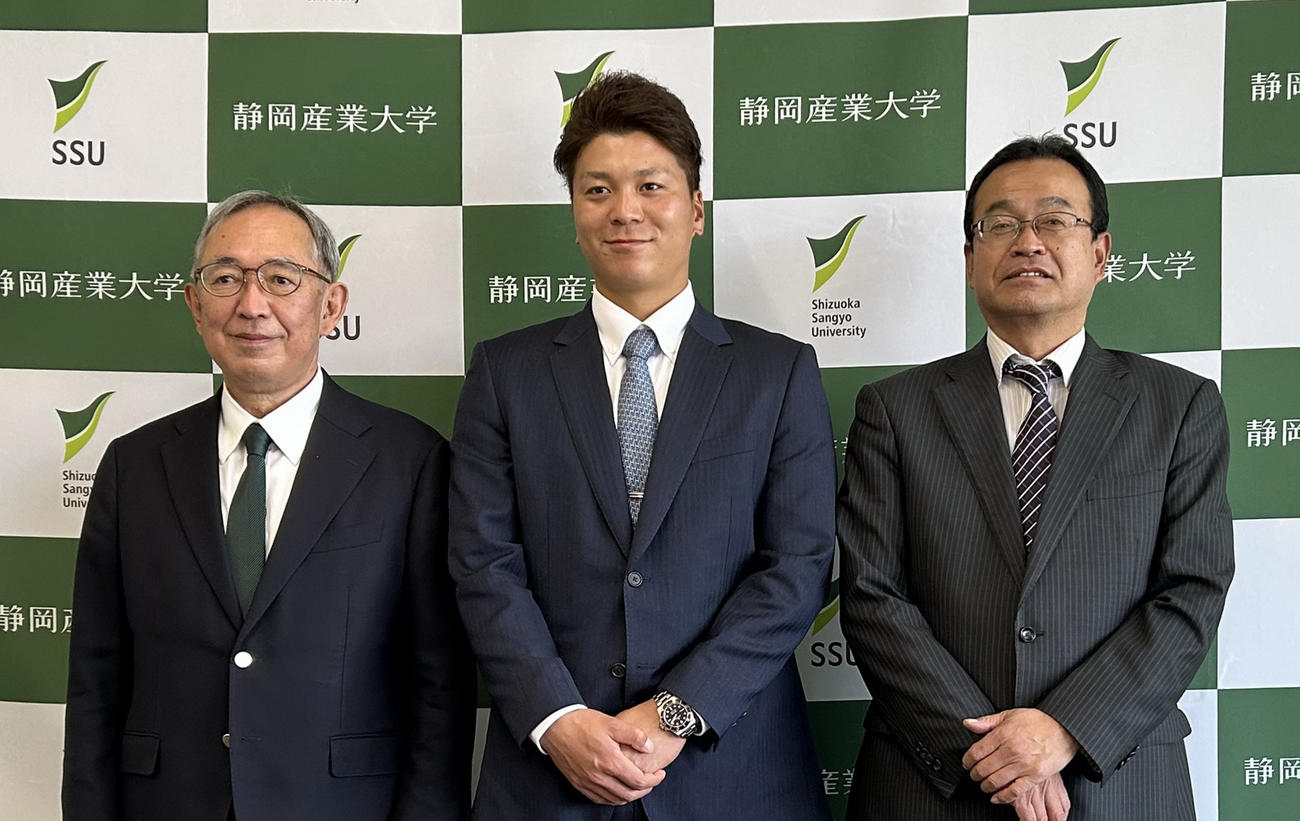 静岡産大の堀川学長（左）、萩原監督（右）と記念撮影に納まる広島大盛