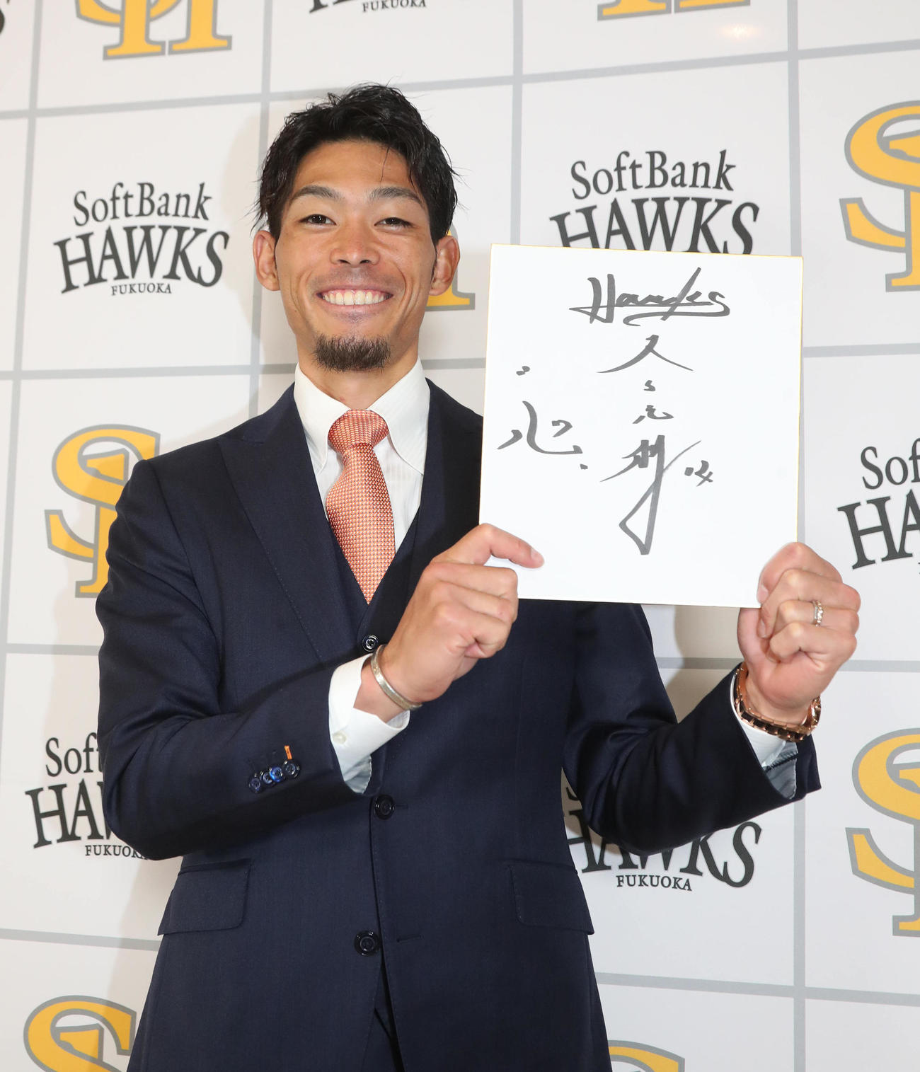 契約更改を終えた又吉克樹は「心」を色紙に書き入れた（撮影・梅根麻紀）
