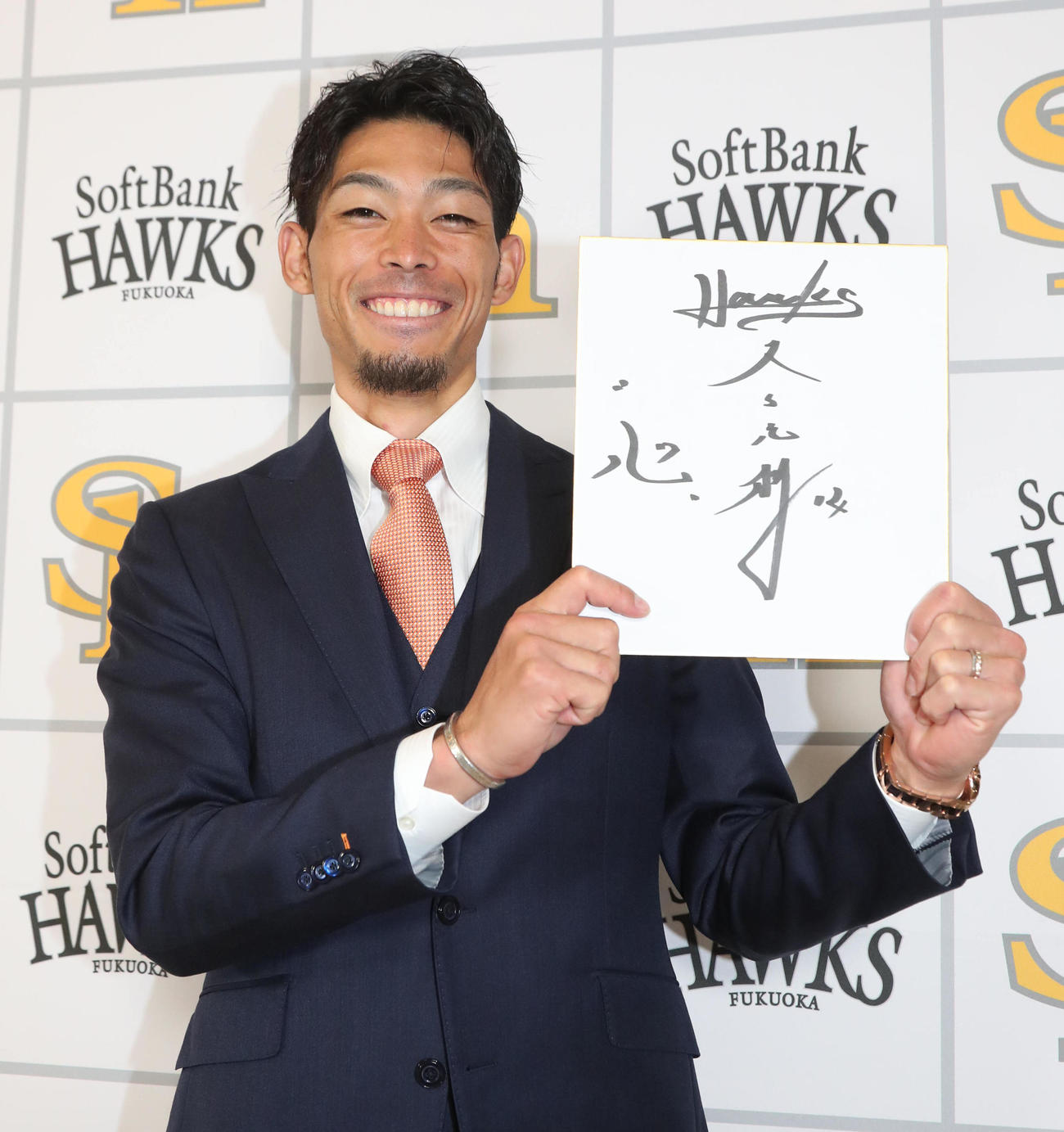 契約更改を終えた又吉克樹は「心」を色紙に書き入れた（撮影・梅根麻紀）