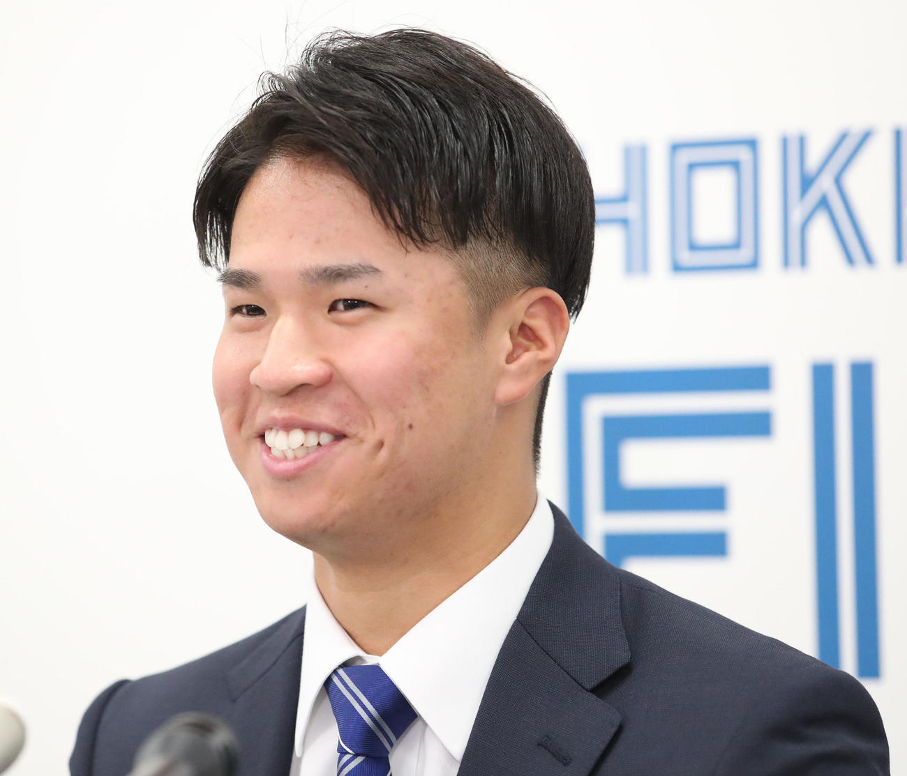 西武から現役ドラフトで入団し、笑顔で会見に臨む日本ハム松岡（撮影・佐藤翔太）