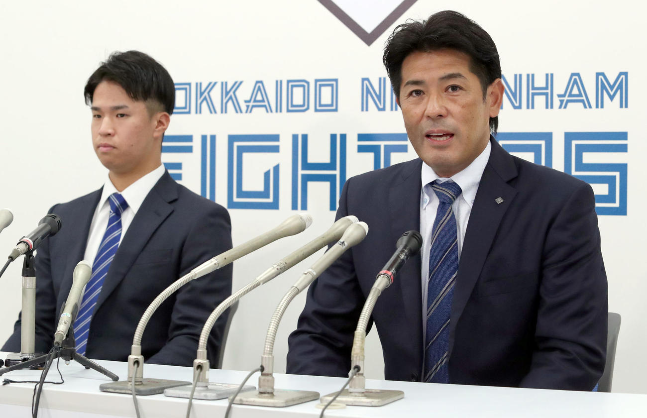 西武から現役ドラフトで入団し、会見に臨む日本ハム松岡（左）と稲葉GM（撮影・佐藤翔太）