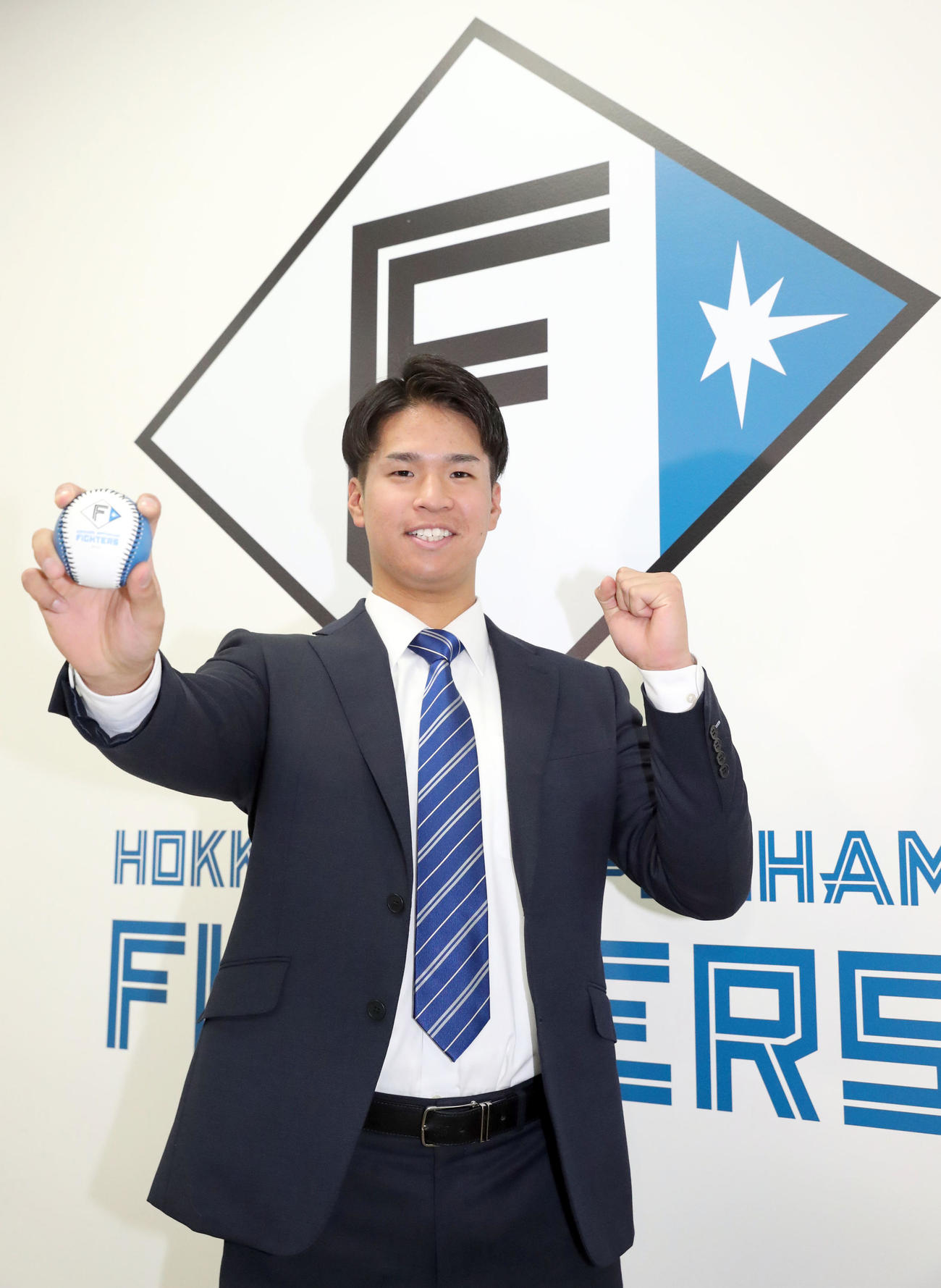 記念撮影に応じる西武から現役ドラフトで入団した日本ハム松岡（撮影・佐藤翔太）