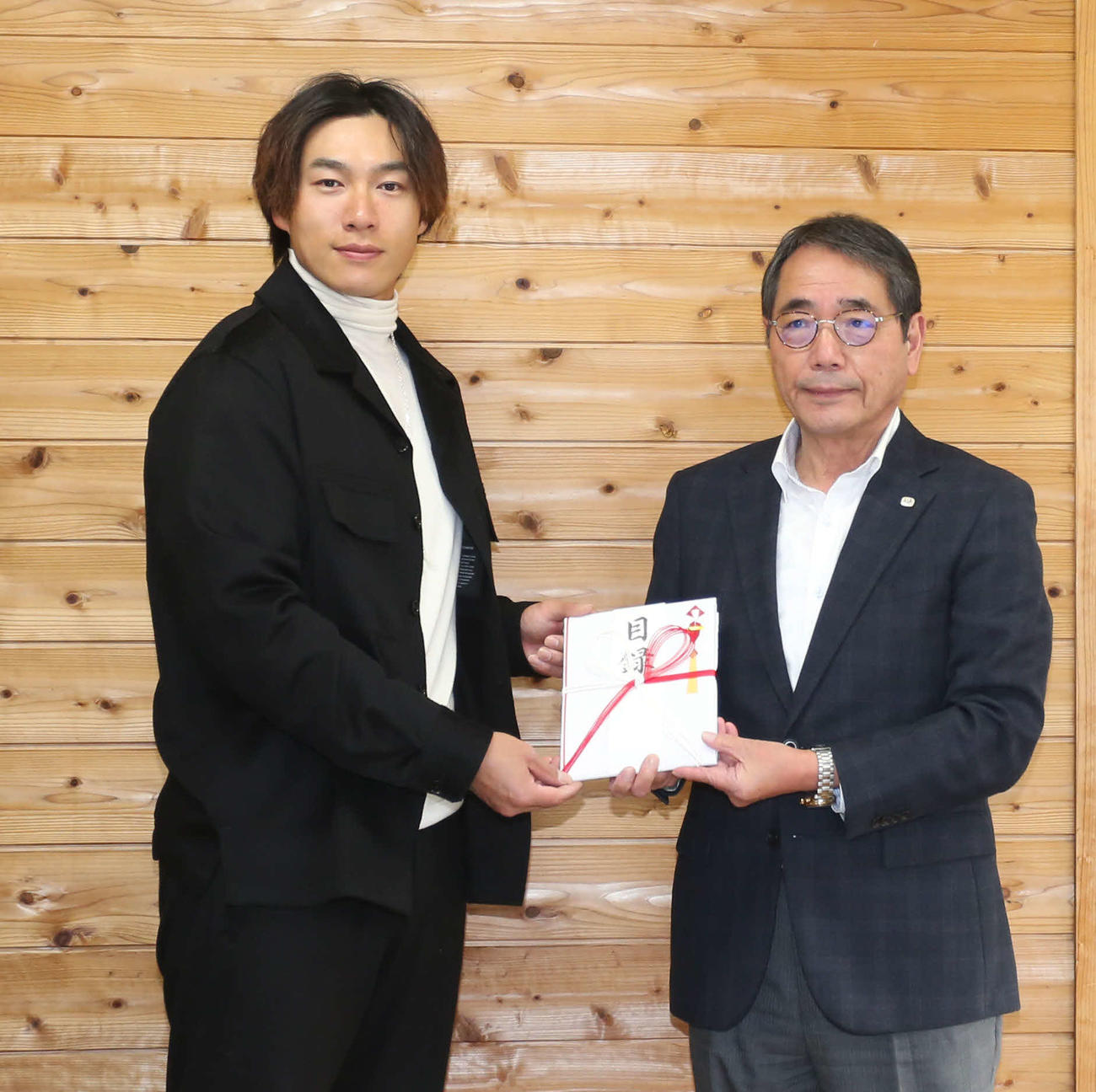 子どもの村福岡を訪れ、寄付の目録を贈呈する柳田（撮影・屋方直哉）