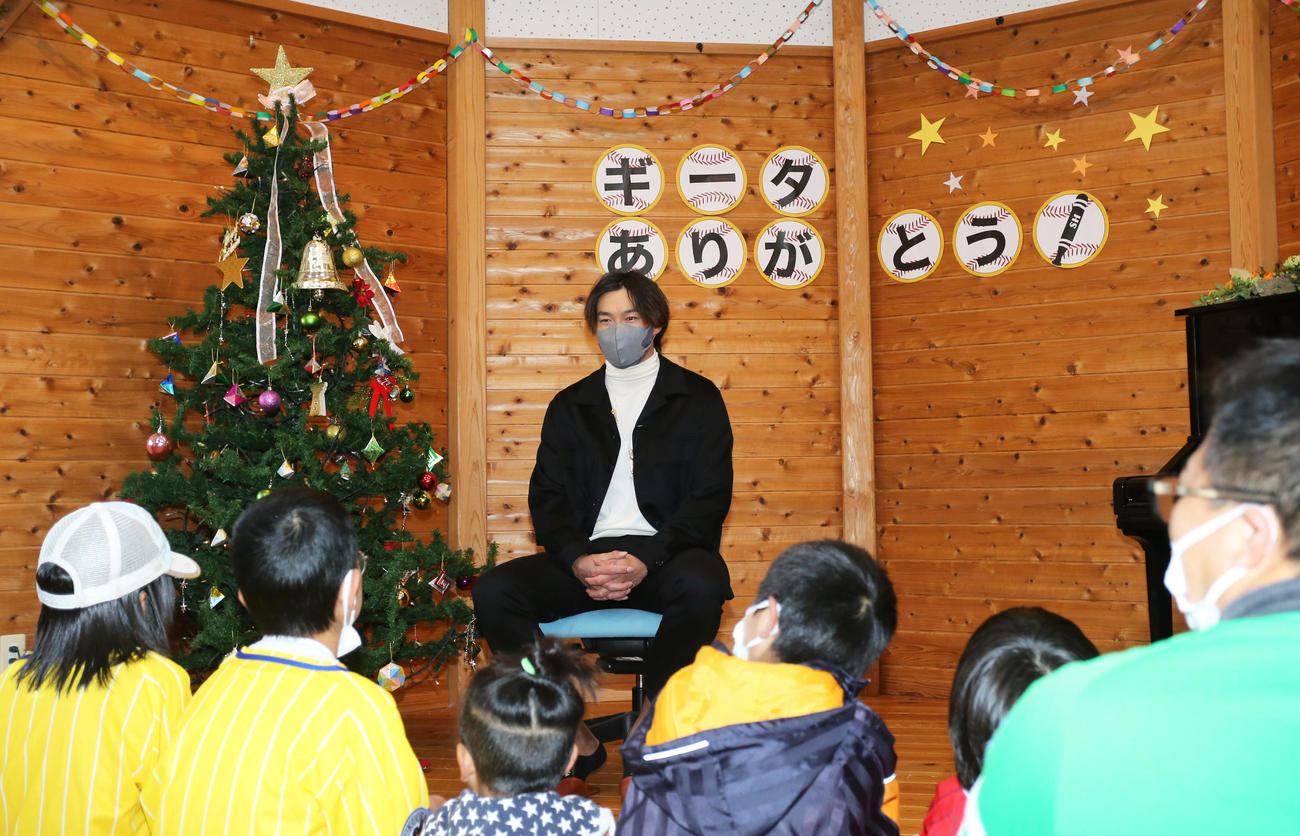 子どもの村福岡を訪れ、子どもたちとふれあう柳田（撮影・屋方直哉）