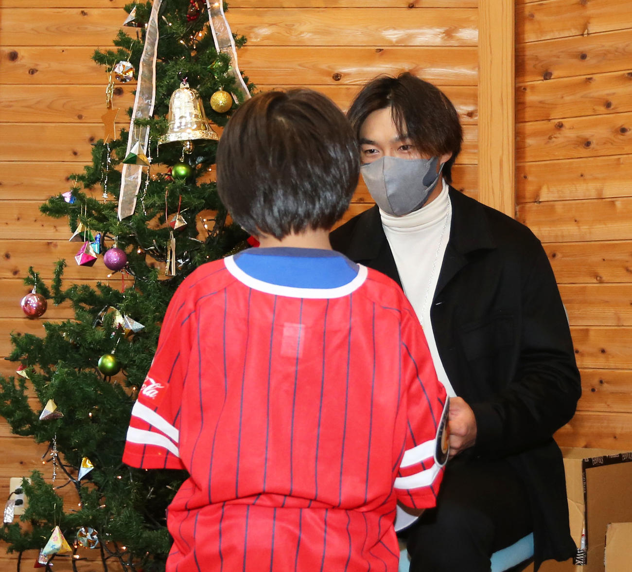 子どもの村福岡を訪れ、子どもたちにプレゼントを渡す柳田（撮影・屋方直哉）
