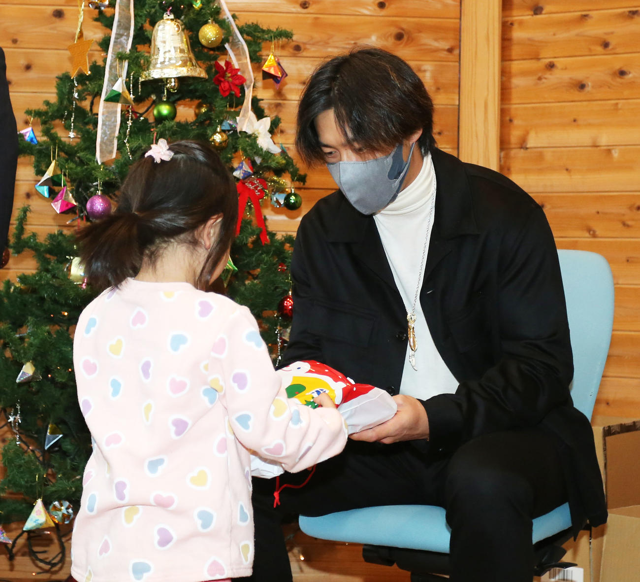 子どもの村福岡を訪れ、子どもたちにプレゼントを渡すソフトバンク柳田（撮影・屋方直哉）