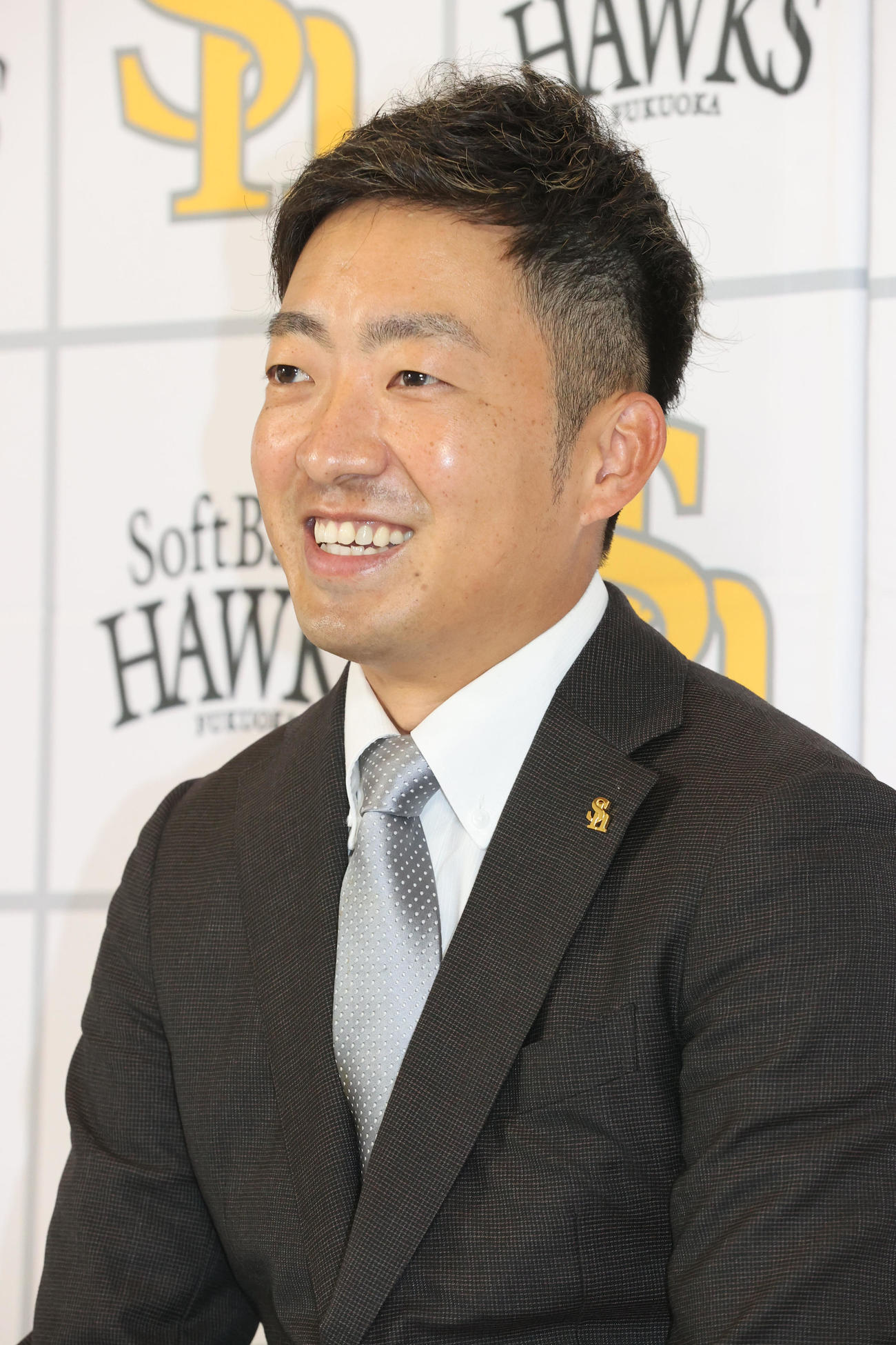 契約更改を終えた嘉弥真新也（撮影・梅根麻紀）