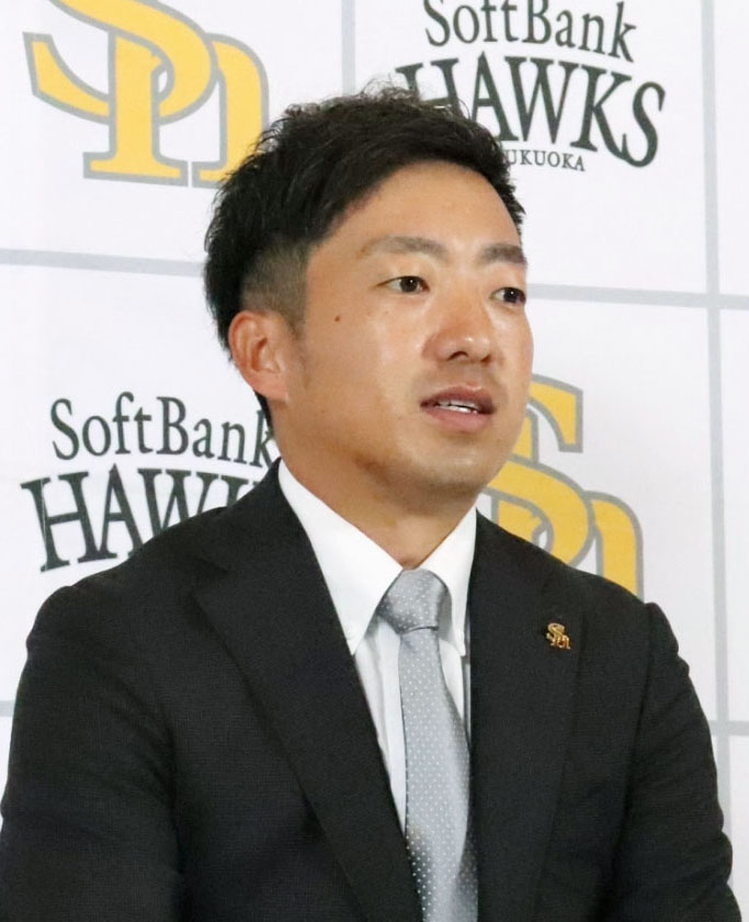 契約更改交渉を終え、記者会見するソフトバンク嘉弥真（共同）