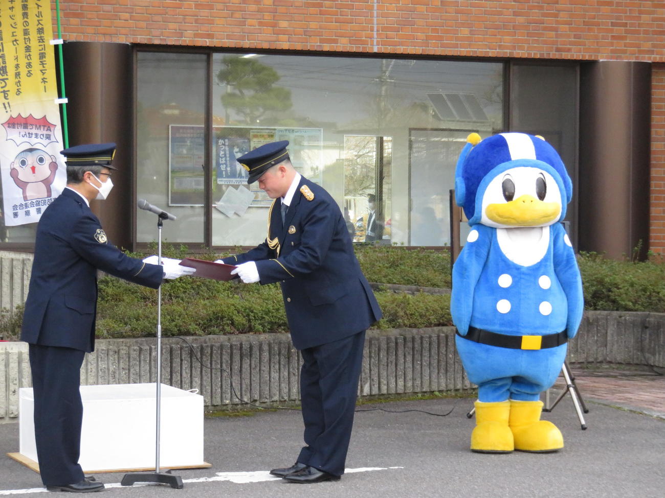 一日警察署長に任命されるDeNA牧秀悟内野手（中央）。右は長野県警マスコット・ライポくん