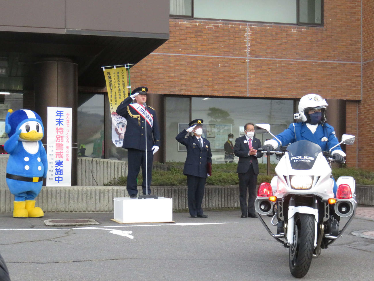 一日警察署長に任命され、白バイを見送るDeNA牧（左から2人目）。左端は長野県警マスコット・ライポくん