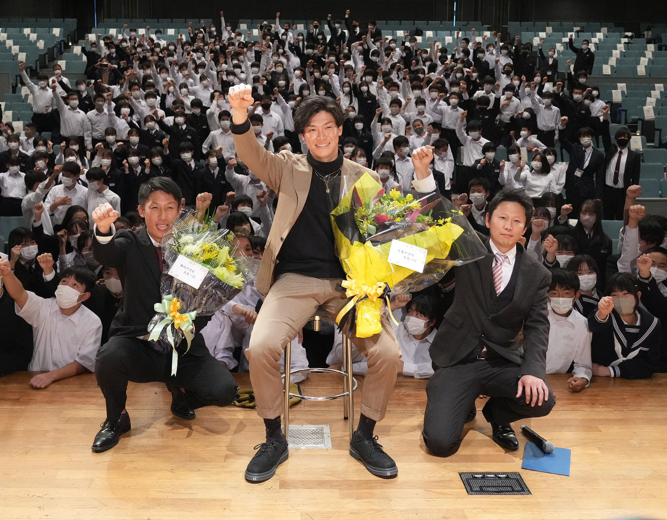 地元中学生らに講演会を行い生徒達と記念撮影する湯浅（前列・中央）（撮影・森本幸一）